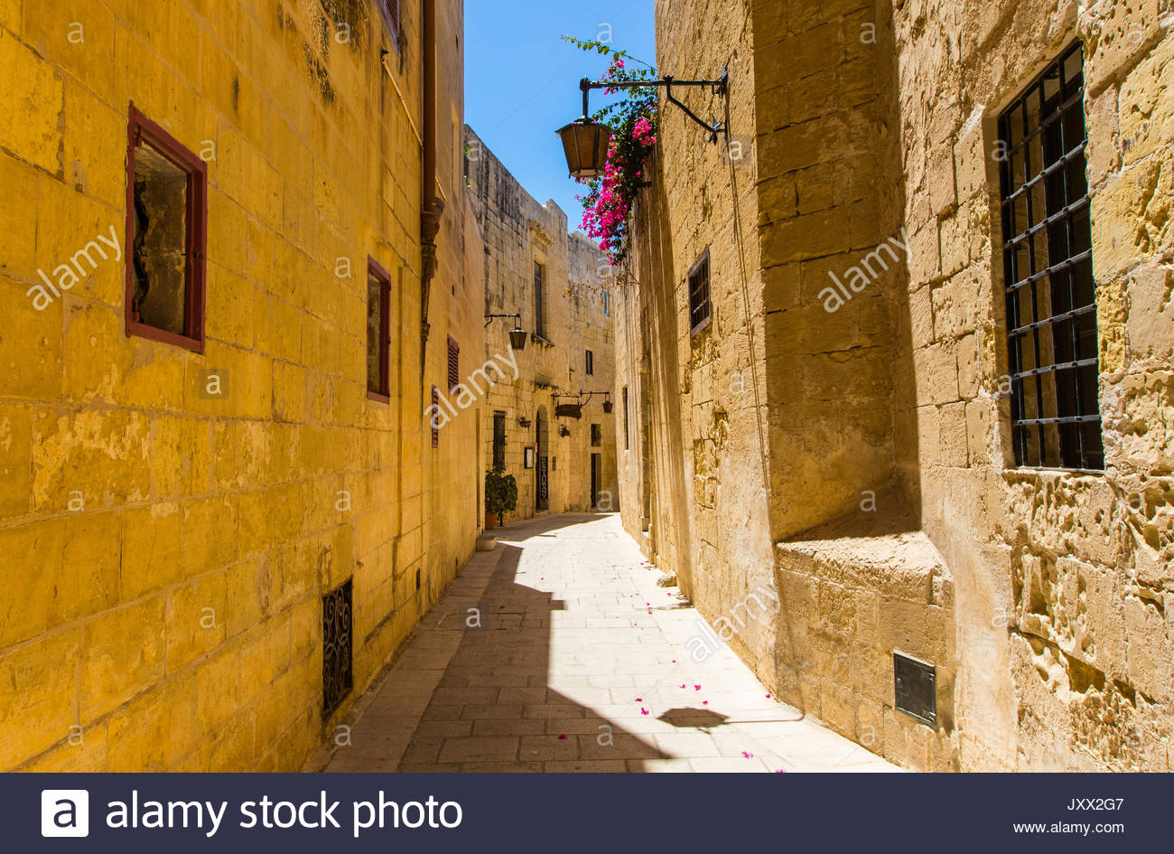 Narrow Street Scene High Resolution Stock Photography and Images - Alamy
