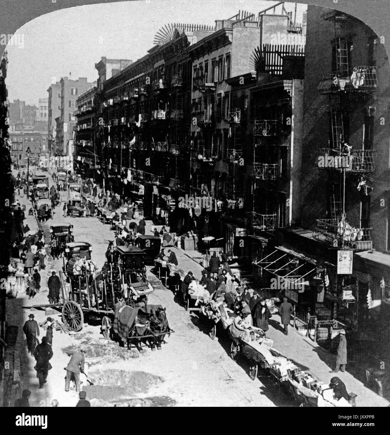 Hausiererkarren auf der Elizabeth Street in New York; USA 1902. Street peddler's carts on Elizabeth Street lloking North from Hester Street, New York, USA 1902. Stock Photo