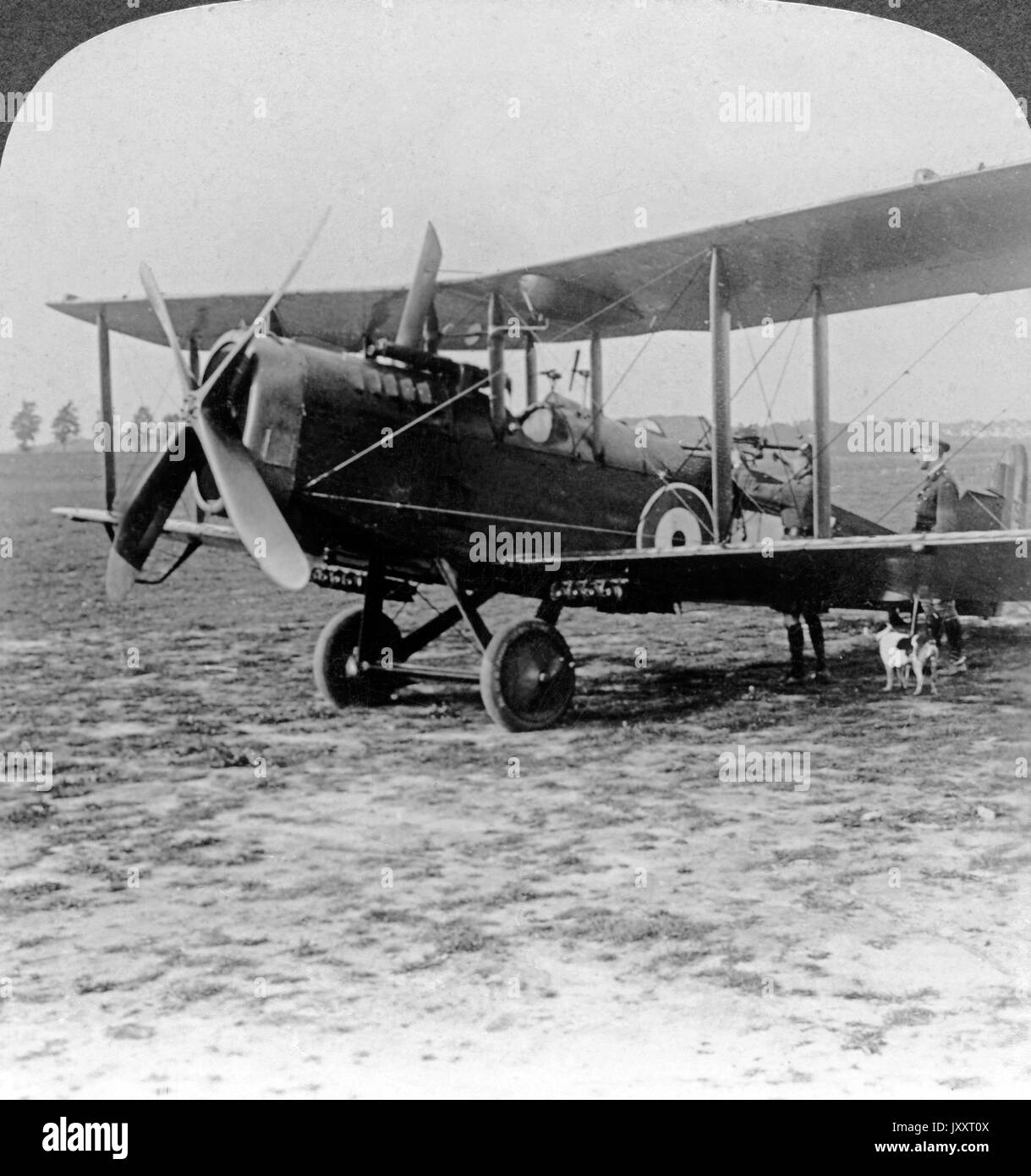 Ein doppelsitziger Bomber, bereit zum Start, Frankreich 1917. A double seated fighter, equipped with domb dropping device ready to go aloft, France 1917. Stock Photo