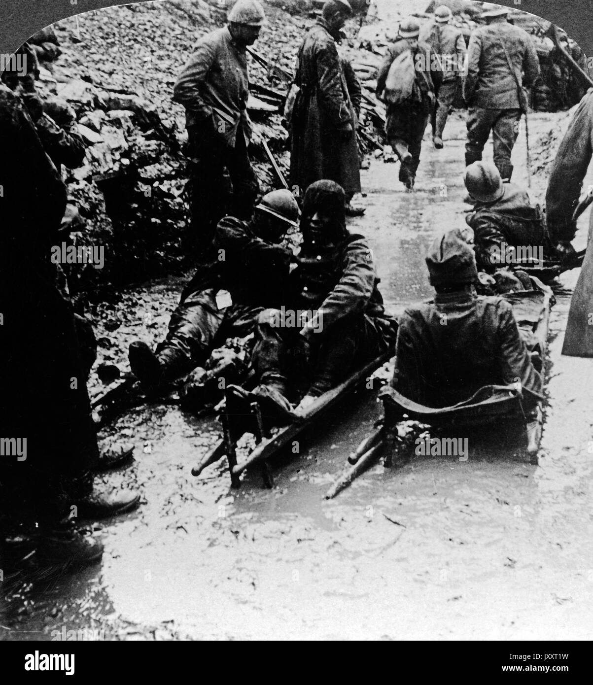 Die Verwundeten werden reingebracht, voller Blut auf Tragen, Frankreich 1918. Bringing in the wounded, 'on stretchers stiff and bleared with blood', France 1918. Stock Photo