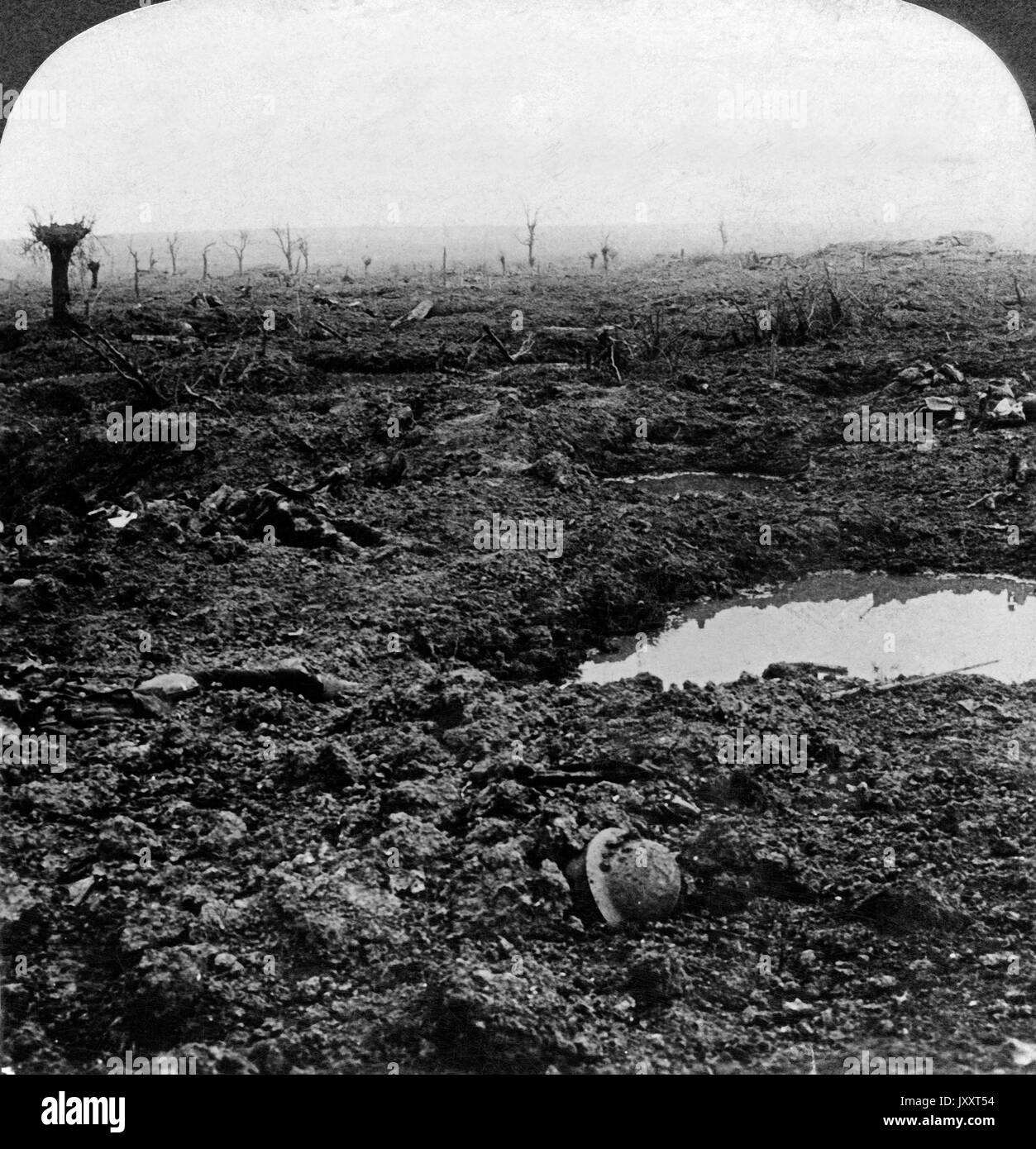 Im Niemandsland bei Lens, Frankreich 1918. No Man's land near, Lens, France 1918. Stock Photo