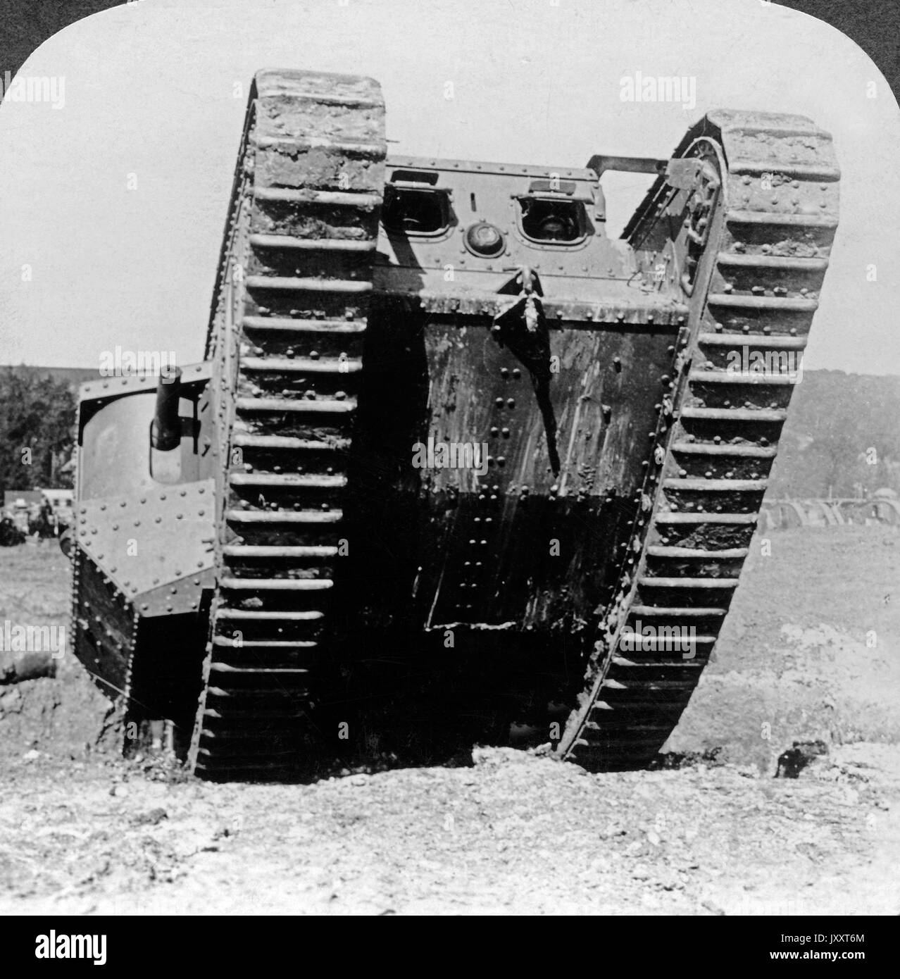 Volle Steilfahrt eines großen Panzers, der aus einem Granattrichter herausfährt, Frankreich 1918. Full front effect of a great tank, rearing up out of a shell hole, France 1918. Stock Photo