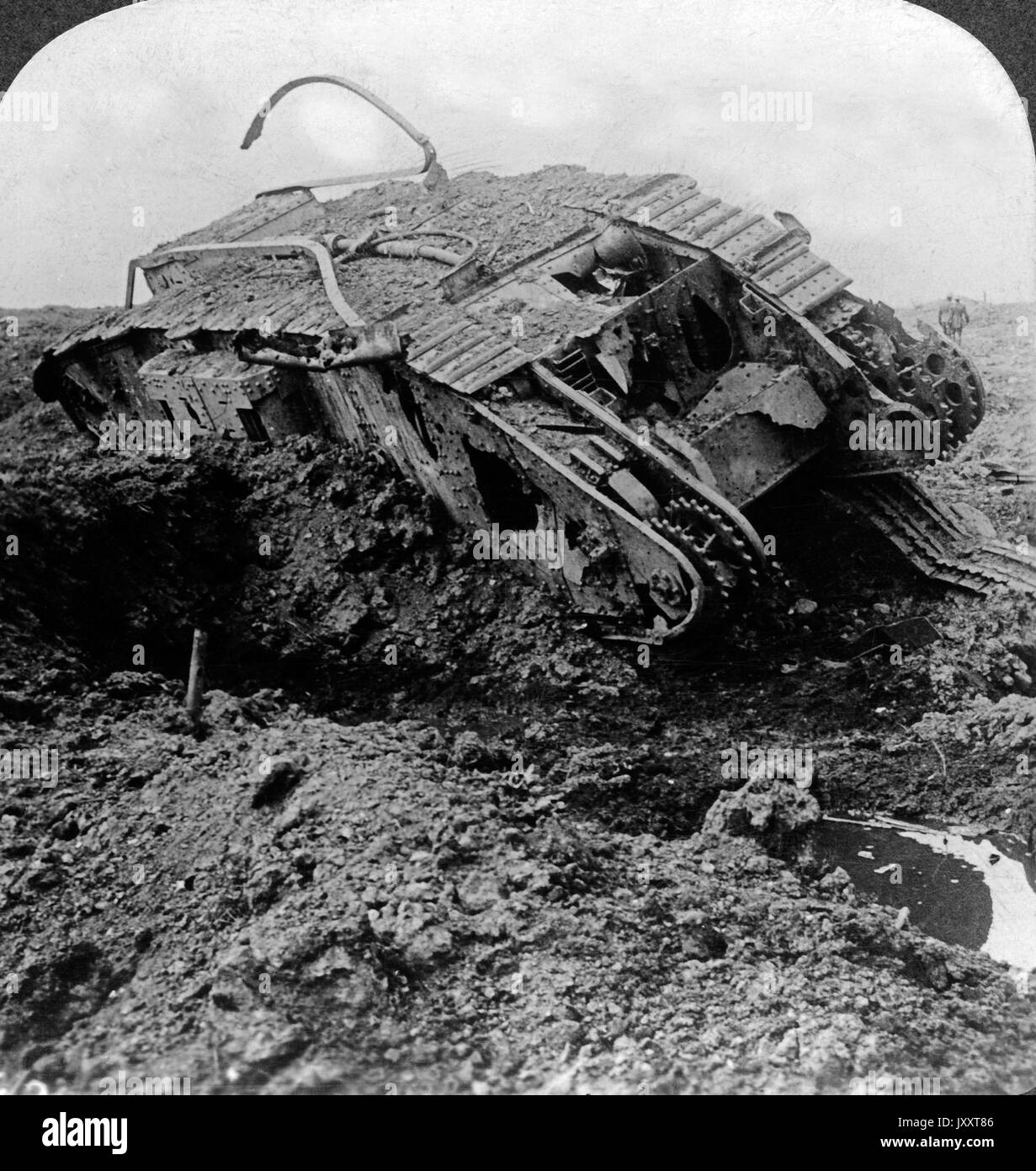 Vom Feind zerstörter Panzer bei Cambrai, Frankreich 1917. Ripped and battered to death by the enemy - a derelict tank near Cambrai, France 1917. Stock Photo