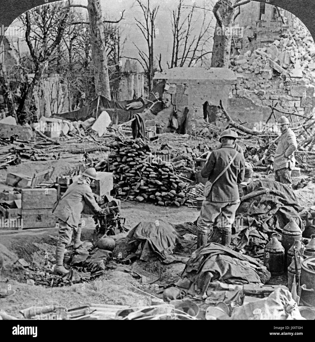 Bestände, die die Fritzen (Deutschen) bei ihrer übereilten Abreise liegen ließen, Soupier, Aisne, Frankreich, 1918. Supplies left by Fritz (Germans) in his hurried departure at Soupier, Aisne, France 1918. Stock Photo