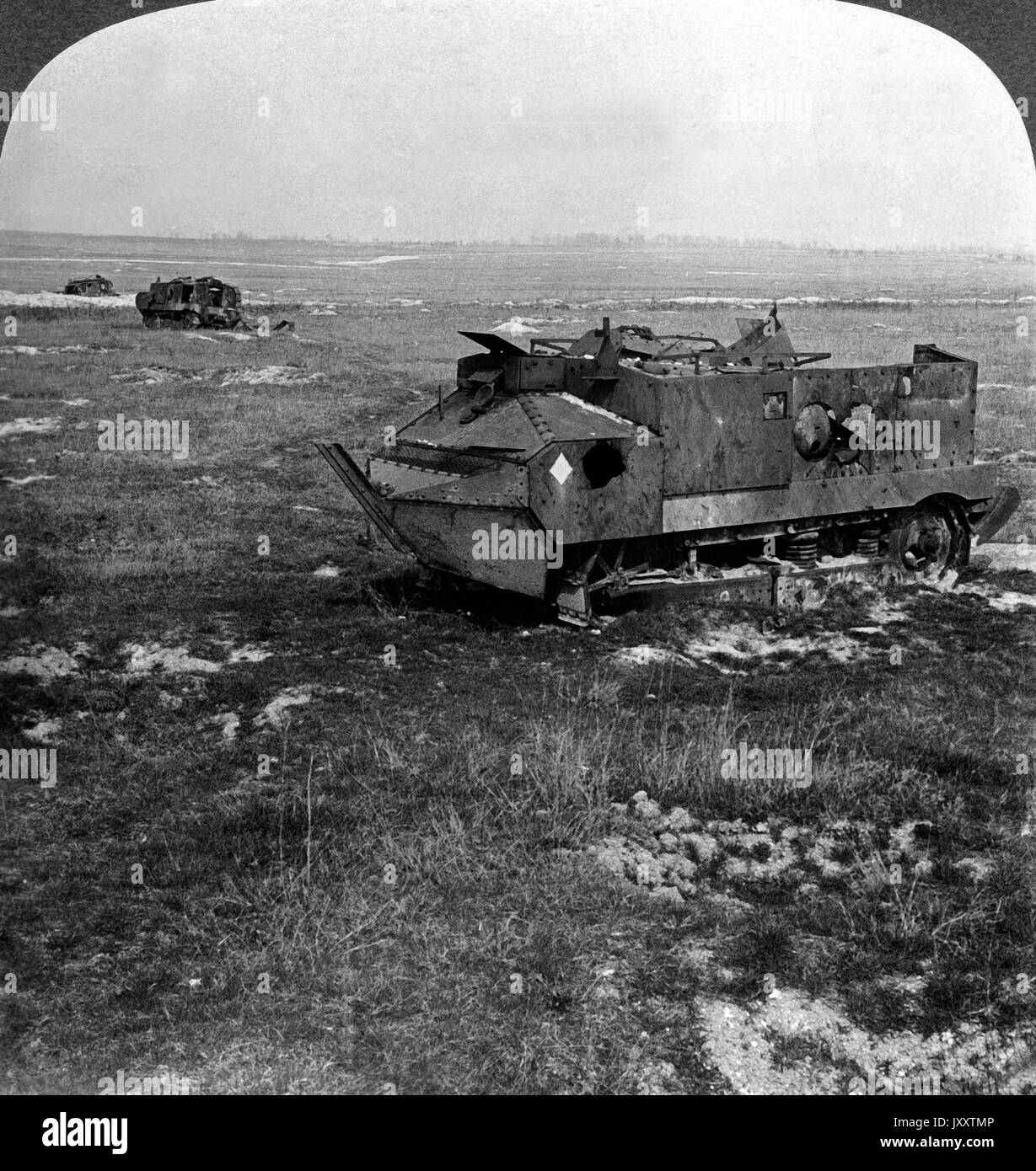 Die Schlacht ist zu Ende! Zerstörte französische Panzer bei Juvaincourt, Frankreich April 1917. The battle is over! French tanks destroyed at Juvaincourt, France, April 1917. Stock Photo