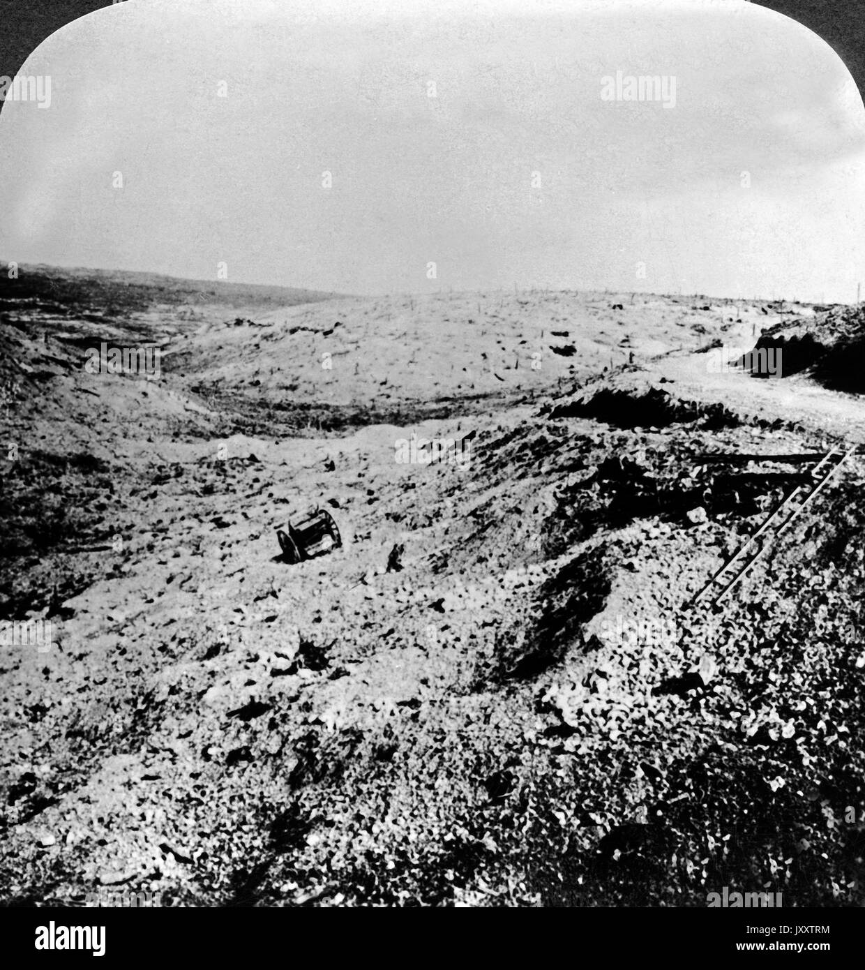 Einst grünende Hügel, jetzt eine desolate Verschwendung - ein Schlachtfeld in Frankreich, 1917. Once verdant hills made a desolate waste, a battlefield in France, 1917. Stock Photo