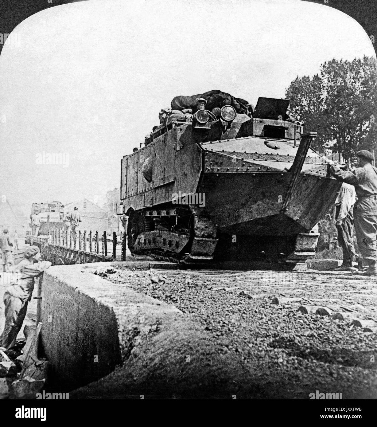 Große Panzer überqueren die Somme, Frankreich 1916. Huge tanks crossing the Somme, France 1916. Stock Photo
