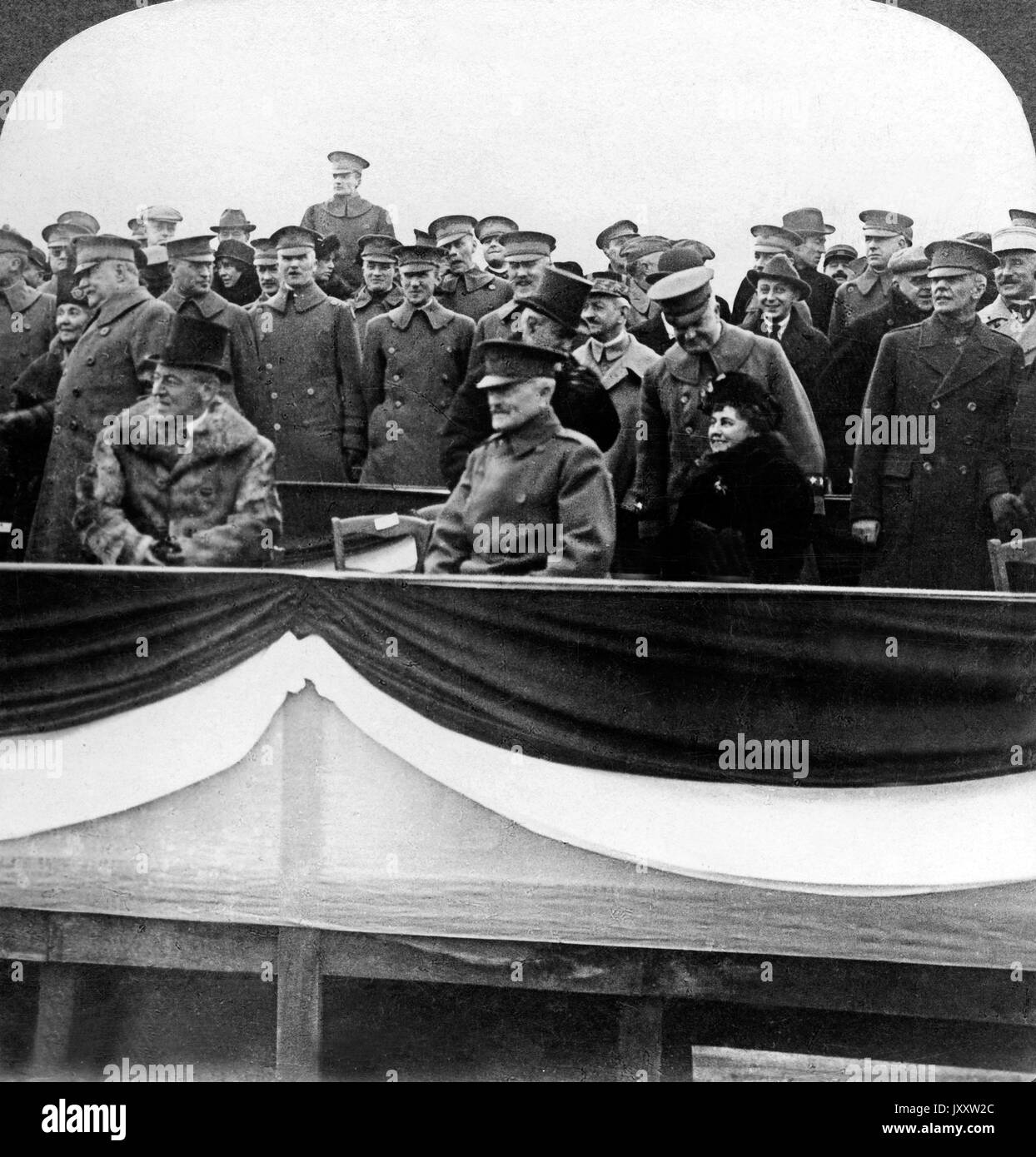 US Präsident Woodrow Wilson mit Frau, General John J. Pershing und Offiziere auf einer Tribüne in Chaumont, Frankreich, 25. Dezember 1918. President and Mrs Wilson, General Pershing and officers in reviewing stand at Chaumont, France, Christmas Eve 1918. Stock Photo