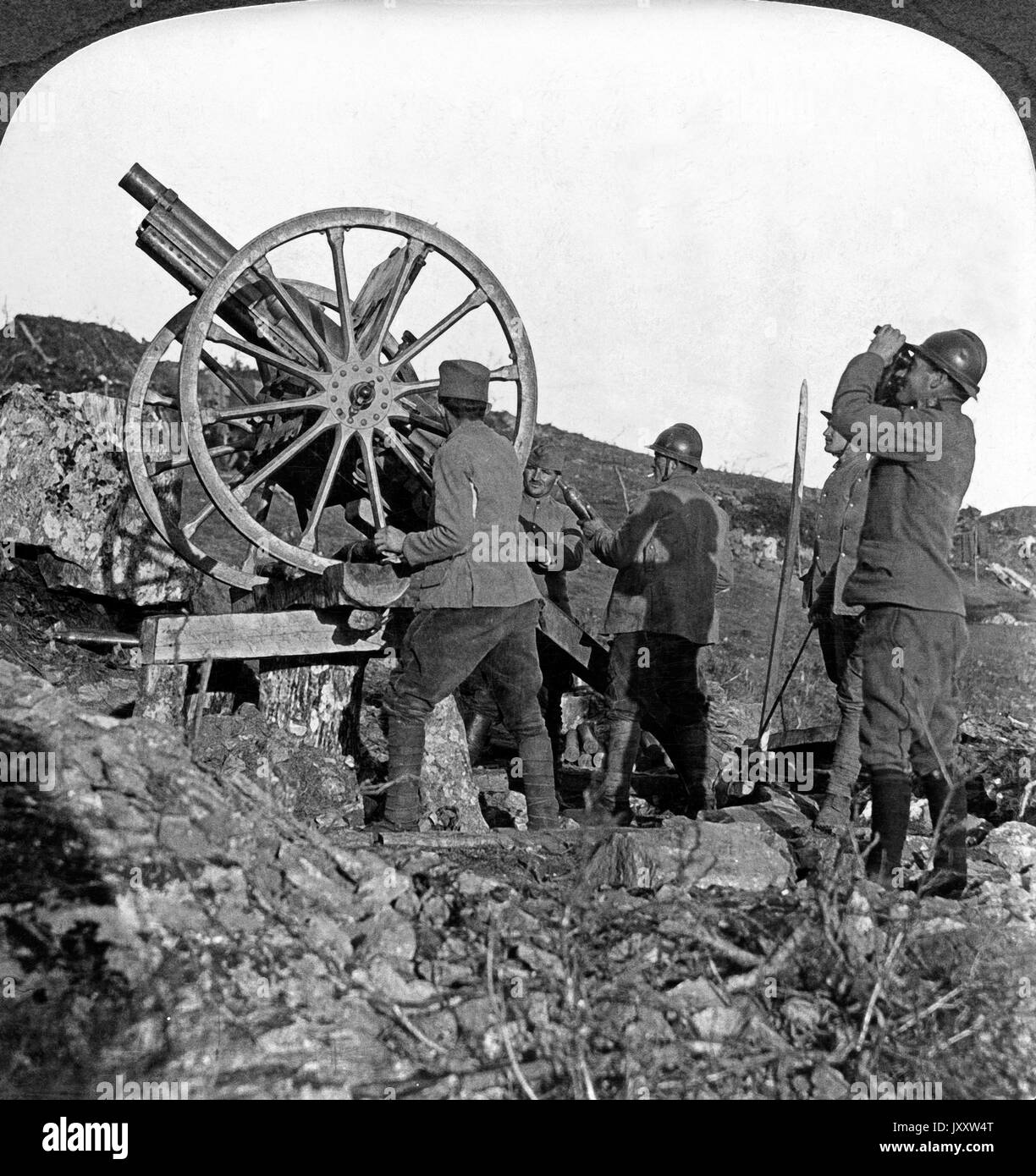 Serbische Soldaten an einer Flugabwehrkanone, 1910er Jahre. Serbians operating an anti aircraft gun on the Balkn front, 1910s. Stock Photo