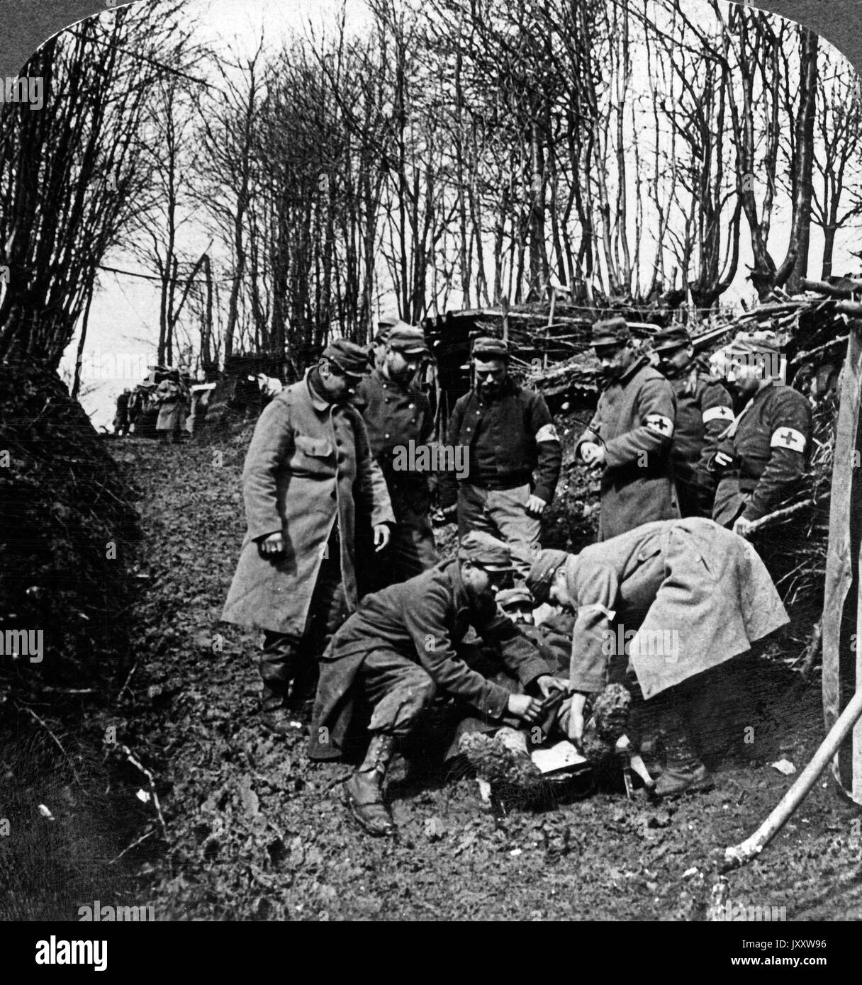 Versorgen der Verwundeten in der Schlacht an der Somme, Frankreich 1916 ...