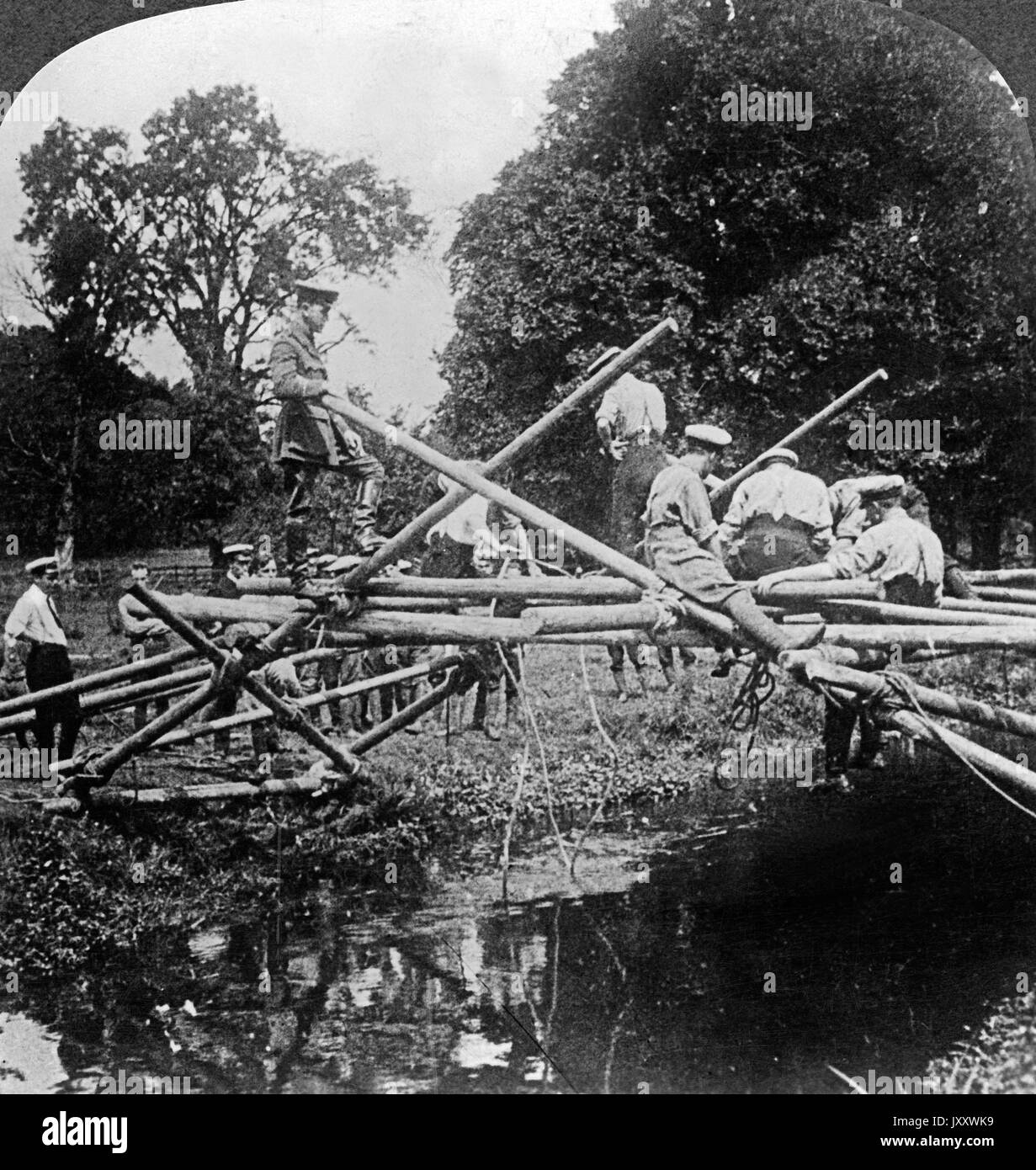 Errichten einer provisorischen Brücke für leichte Transporte, Frankreich 1915. Rushing a temporary bridge for transport of motor lorries in France, 1915. Stock Photo