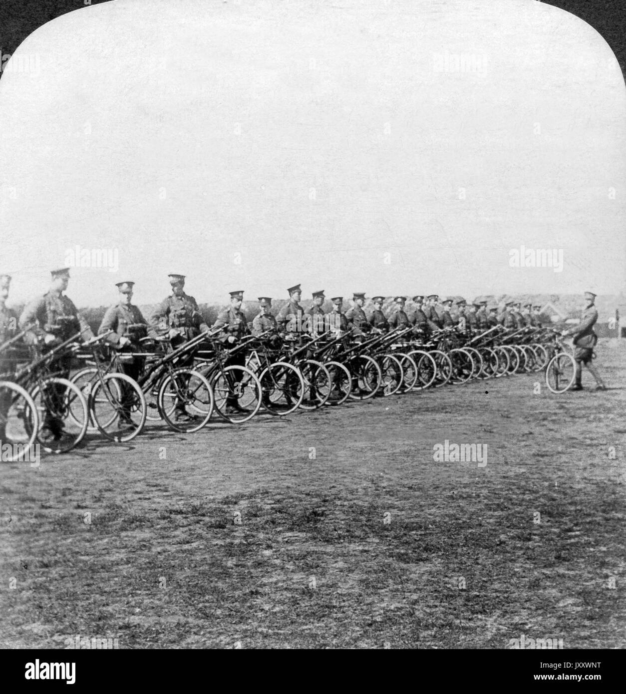 Britisches Fahrradkorps, fertig ausgerüstet, bereit zum Start, Frankreich 1915. British cyclists coprs, fully equipped and starting into service, France 1915. Stock Photo