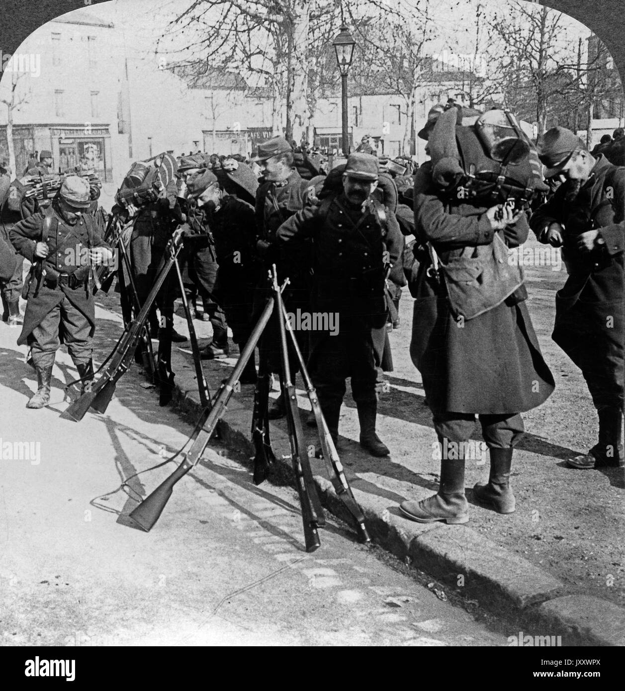 Französische Soldaten rücken ihr Gepäck für einen Marsch zurecht, Nordfrankreich 1914. French soldiers replacing their packs for a march, Northern France 1914. Stock Photo