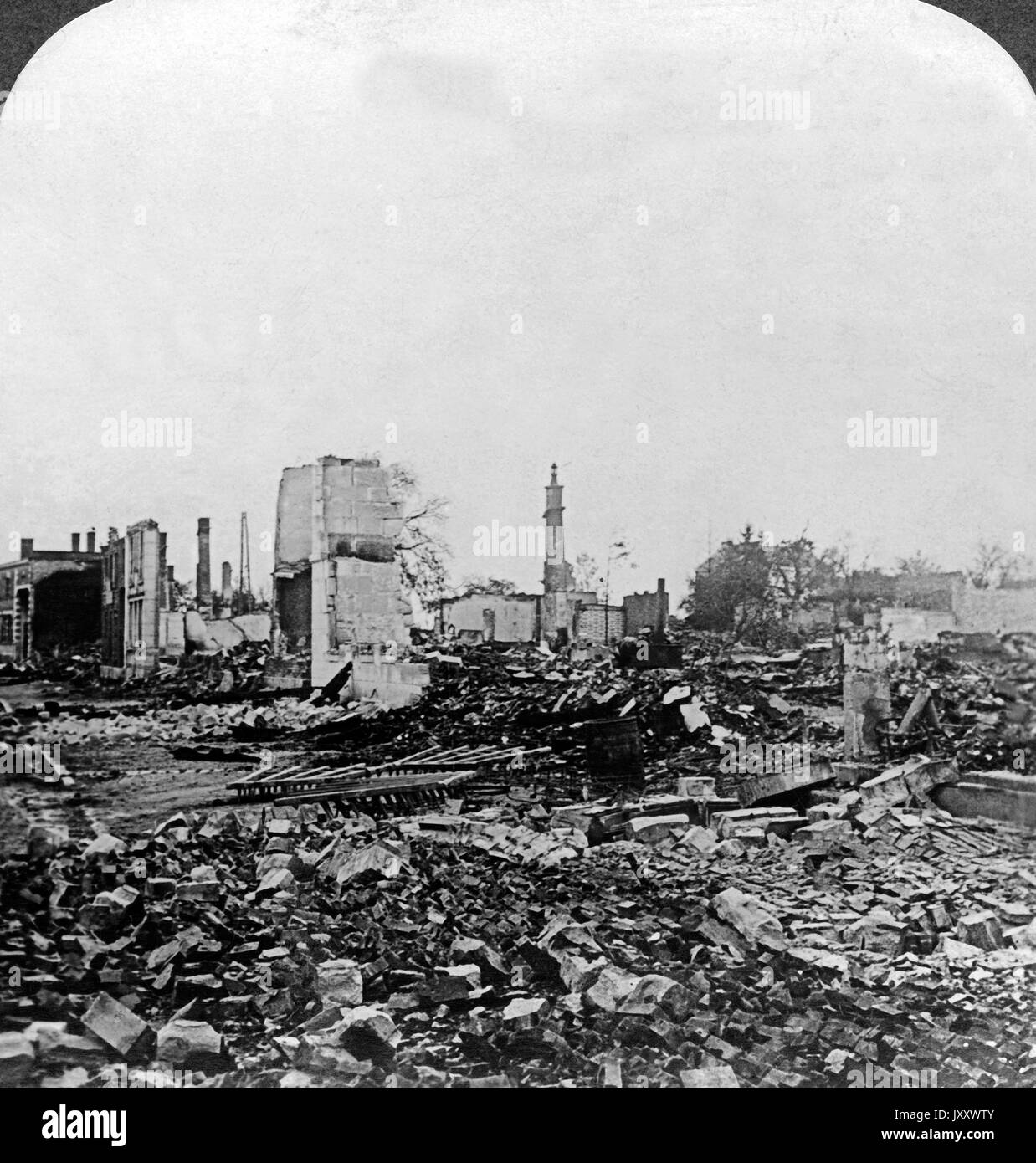 Eine durch deutsches Bombardement zerstörte belgische Stadt, Belgien 1915. A Belgian city levelled to the ground by German bombardment, Belgium 1915. Stock Photo