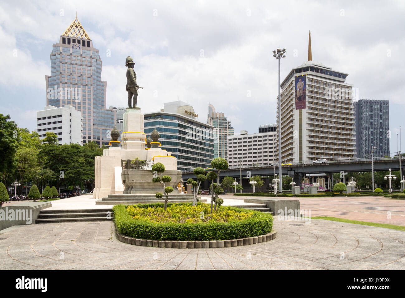 Statue of King Rama VI outside Lumphini Park with the Dusit Thai hotel on the right, Bangkok, Thailand Stock Photo