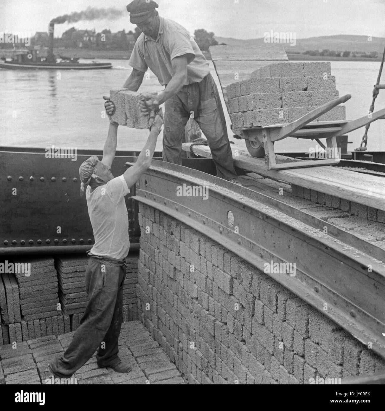 Unloading A Barge High Resolution Stock Photography and Images Alamy