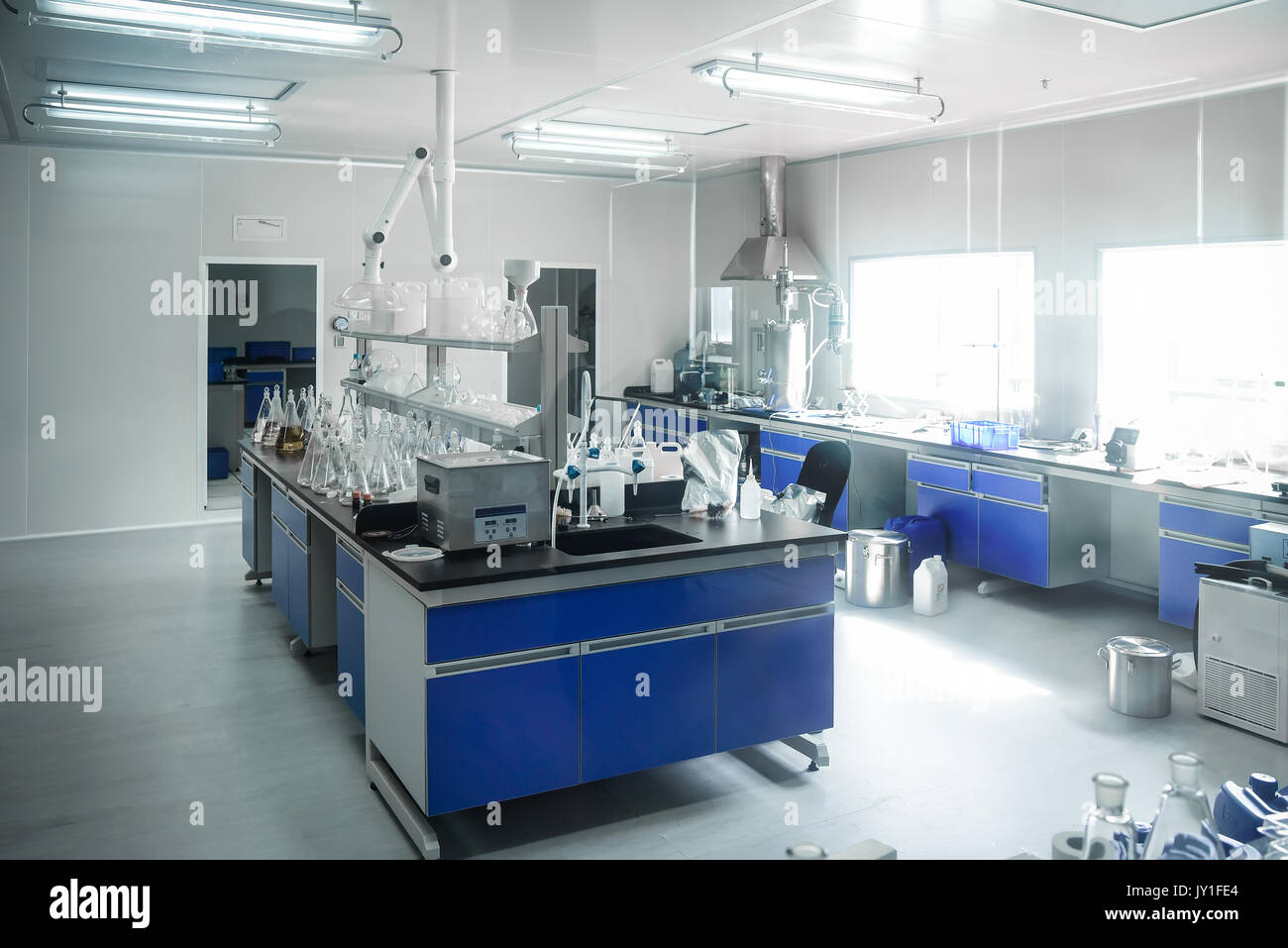 Messy laboratory hi-res stock photography and images - Alamy