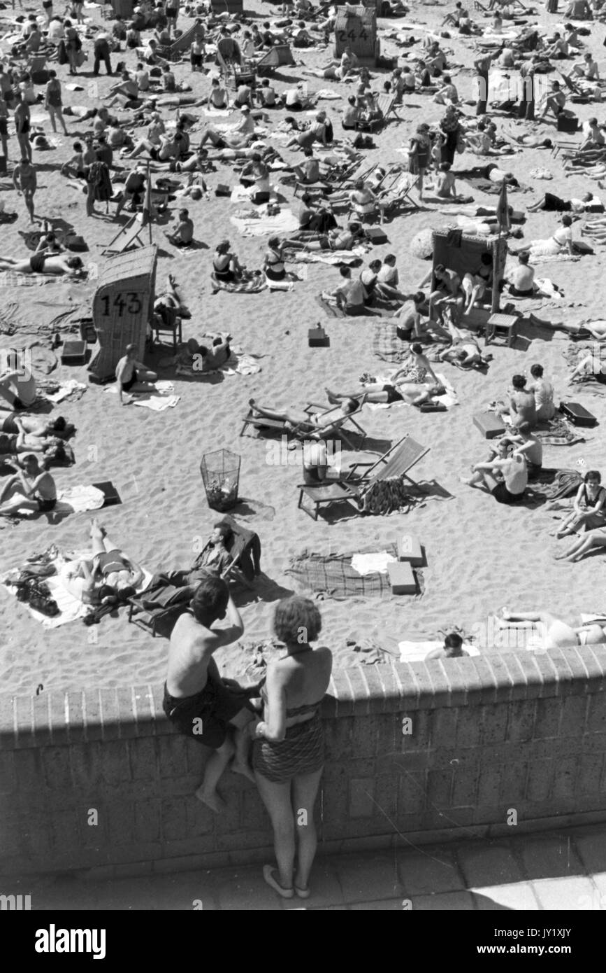 1930s People On Beach High Resolution Stock Photography and Images - Alamy