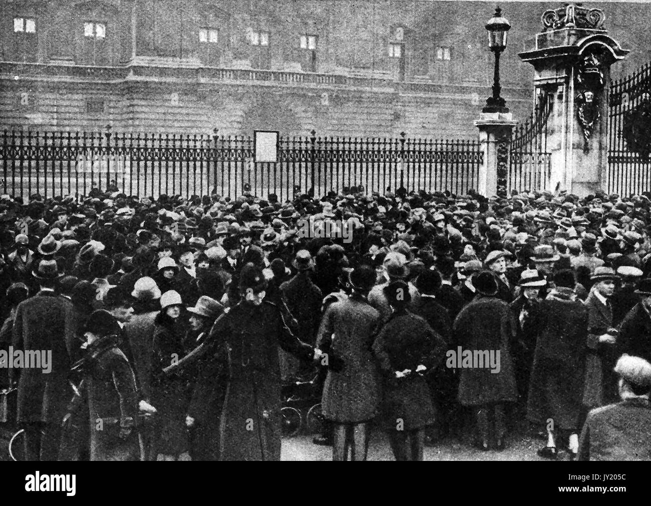 1928 - King's (King George V)  serious illness Crowds gather to read the bulletin at the gates of Buckingham Palace Stock Photo