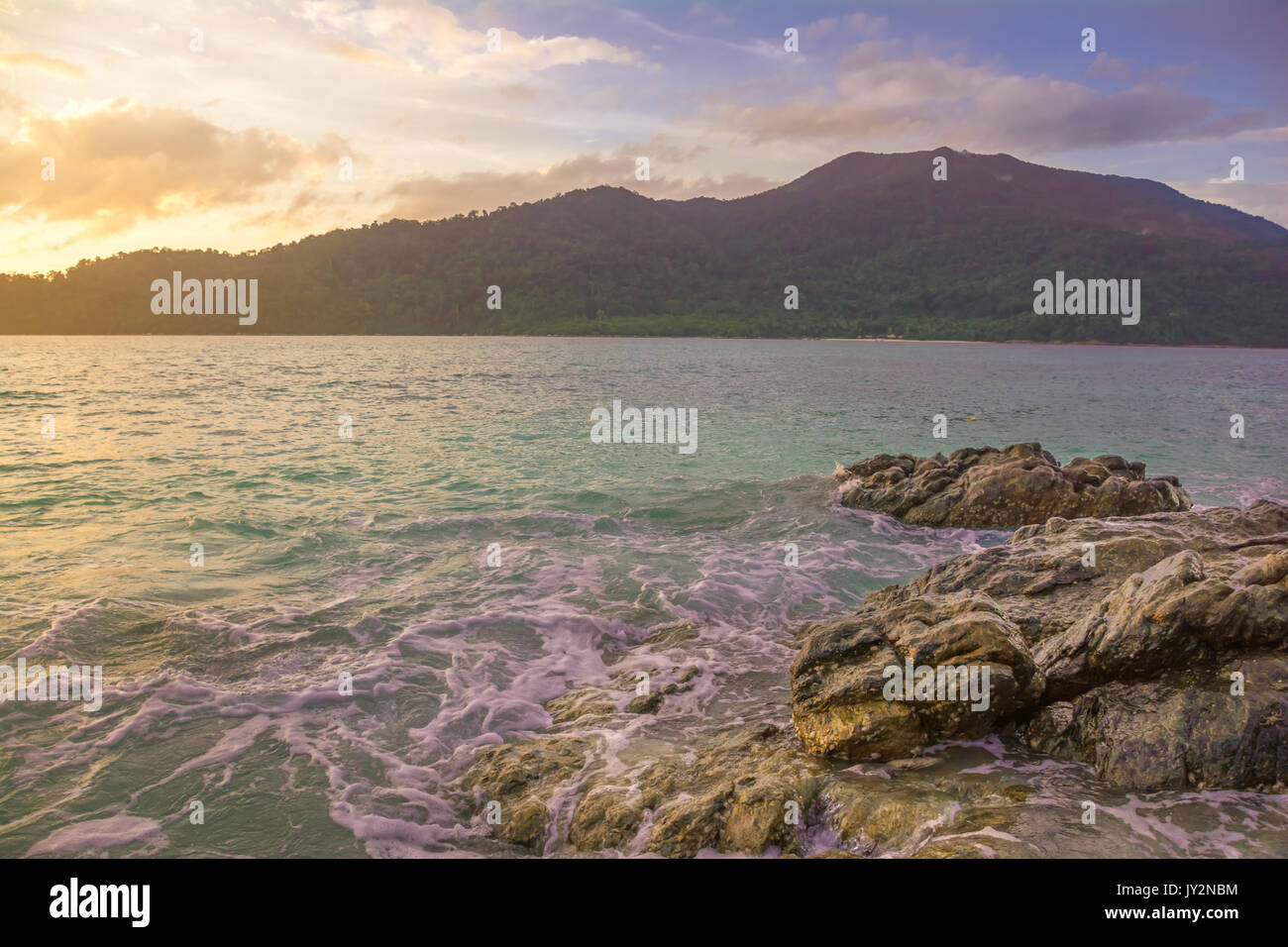 Waves hit rocks hi-res stock photography and images - Alamy