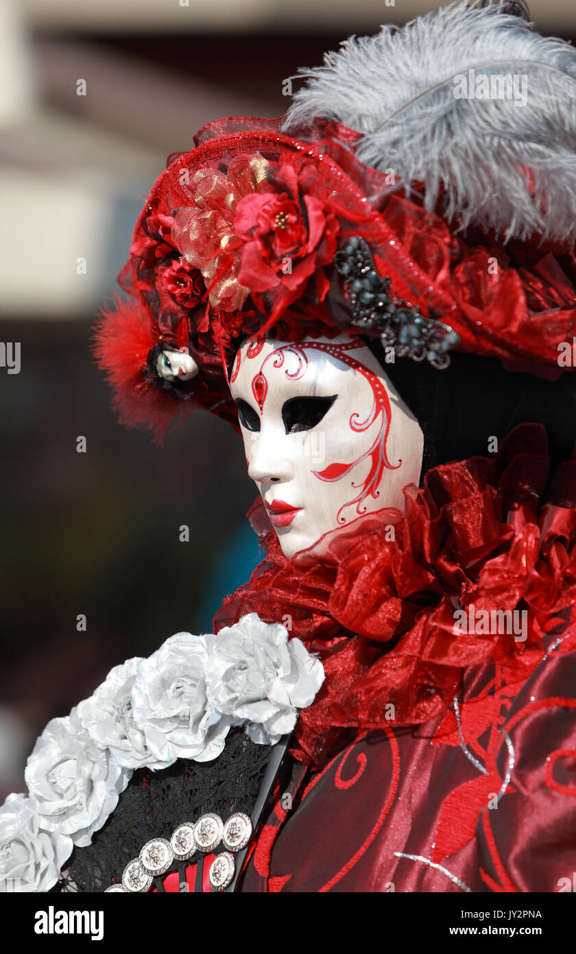 Portrait red venetian mask hi-res stock photography and images - Alamy