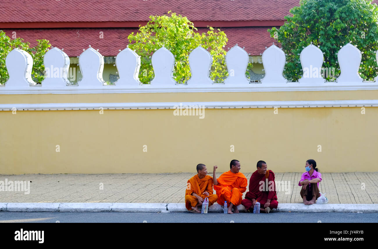 Cambodian monks outside the Royal Palace, Phnom Penh, Cambodia Stock Photo