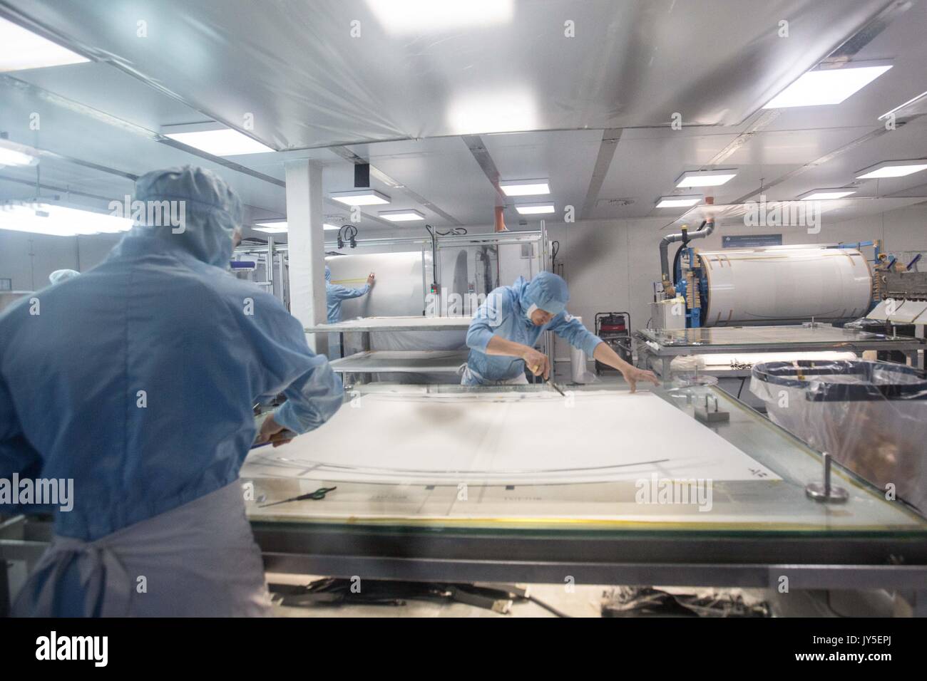 Kaluga, Russia. 18th July, 2017. Russian workers work at an automobile-level float glass production line in the Russian factory of China's Fuyao Glass Industry Group Co. in Kaluga, Russia, July 18, 2017. Fuyao Group is a well-known Chinese enterprise that specializes in producing automobile safety glass and industrial technological glass. Fuyao invested in 2011 some 200 million U.S. dollars to build automobile-level float glass production lines in Kaluga. Credit: Wu Zhuang/Xinhua/Alamy Live News Stock Photo