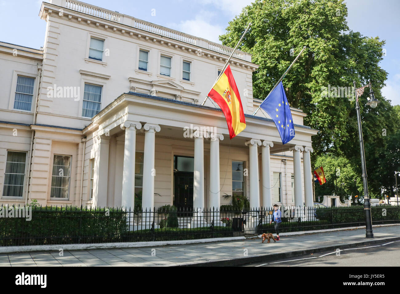 London, UK. 18th August, 2017. Flags of Spain and Europe are lowered at half mast above the Spanish embassy in London following the terror attacks in Barcelona involving Islamic militants using a van to kill many tourists and civilians in the busy tourist street of Las Ramblas, Barcelona on Thursday 17th August Credit: amer ghazzal/Alamy Live News Stock Photo
