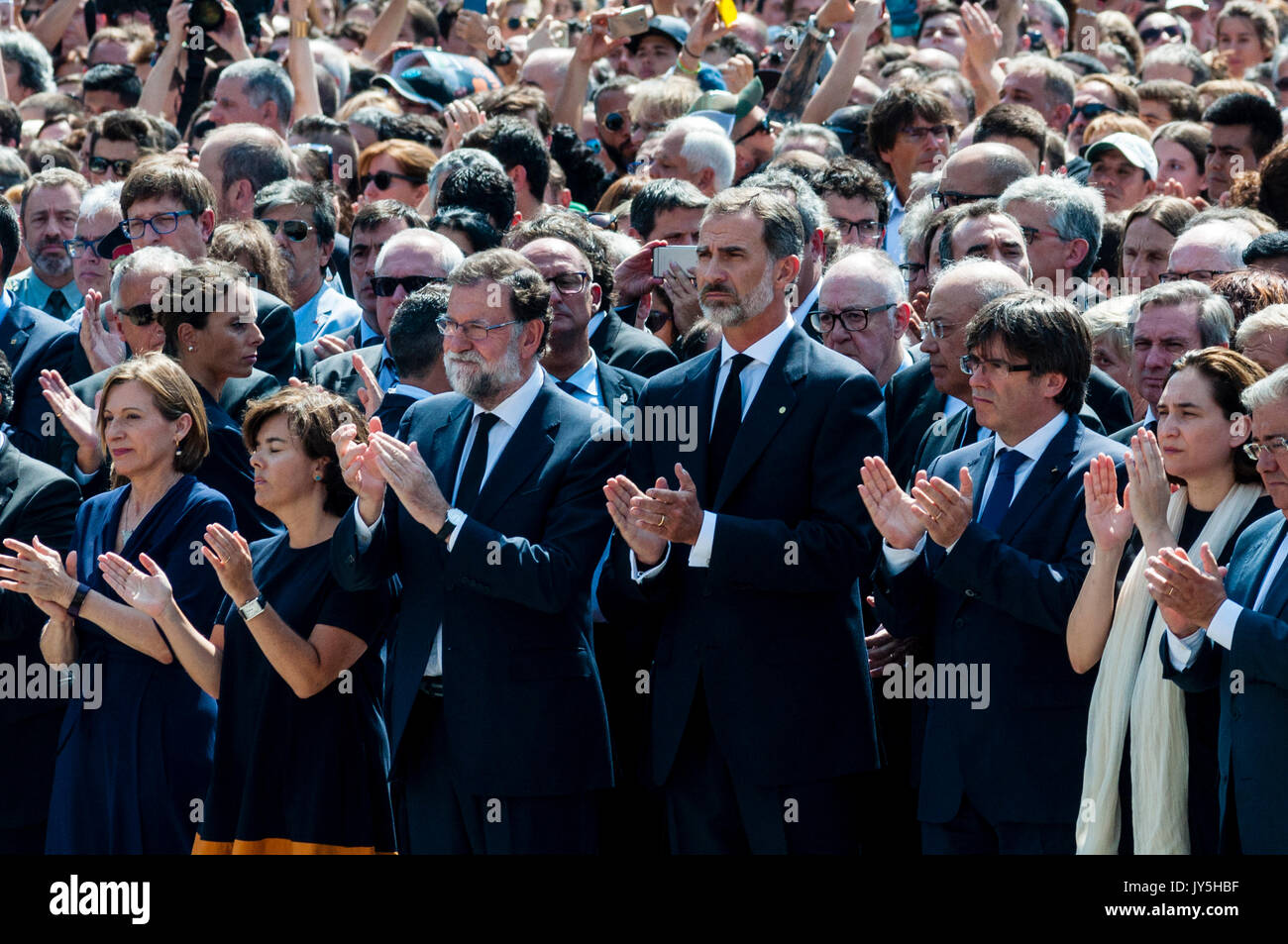 Barcelona, Spain. 18 August 2017. (From left to right) President of the Parliament of Catalonia Carme Forcadell, Spanish Deputy Prime Minister Soraya Saenz de Santamaría; Prime Minister, Mariano Rajoy; King Philip VI of Spain; Regional President of Catalonia, Carles Puigdemont; The mayor of Barcelona, Ada Colau; Making a minute of silence in the Plaza de Catalunya, in homage to the victims of the terrorist attack in Barcelona and Cambrils. Credit: Cisco Pelay / Alamy Live News Stock Photo
