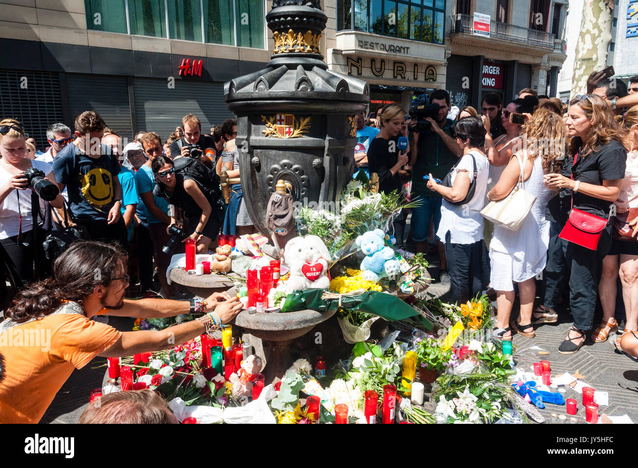 Barcelona, Spain. August 18, 2017. Thousands of people descend on Las Ramblas towards the point where the van was stopped, which committed the attack on 17 August 2017, the Pla de la Boqueria in Las Ramlas de Barcelona, in front of the Lyceum. Credit: Cisco Pelay / Alamy Live News Stock Photo