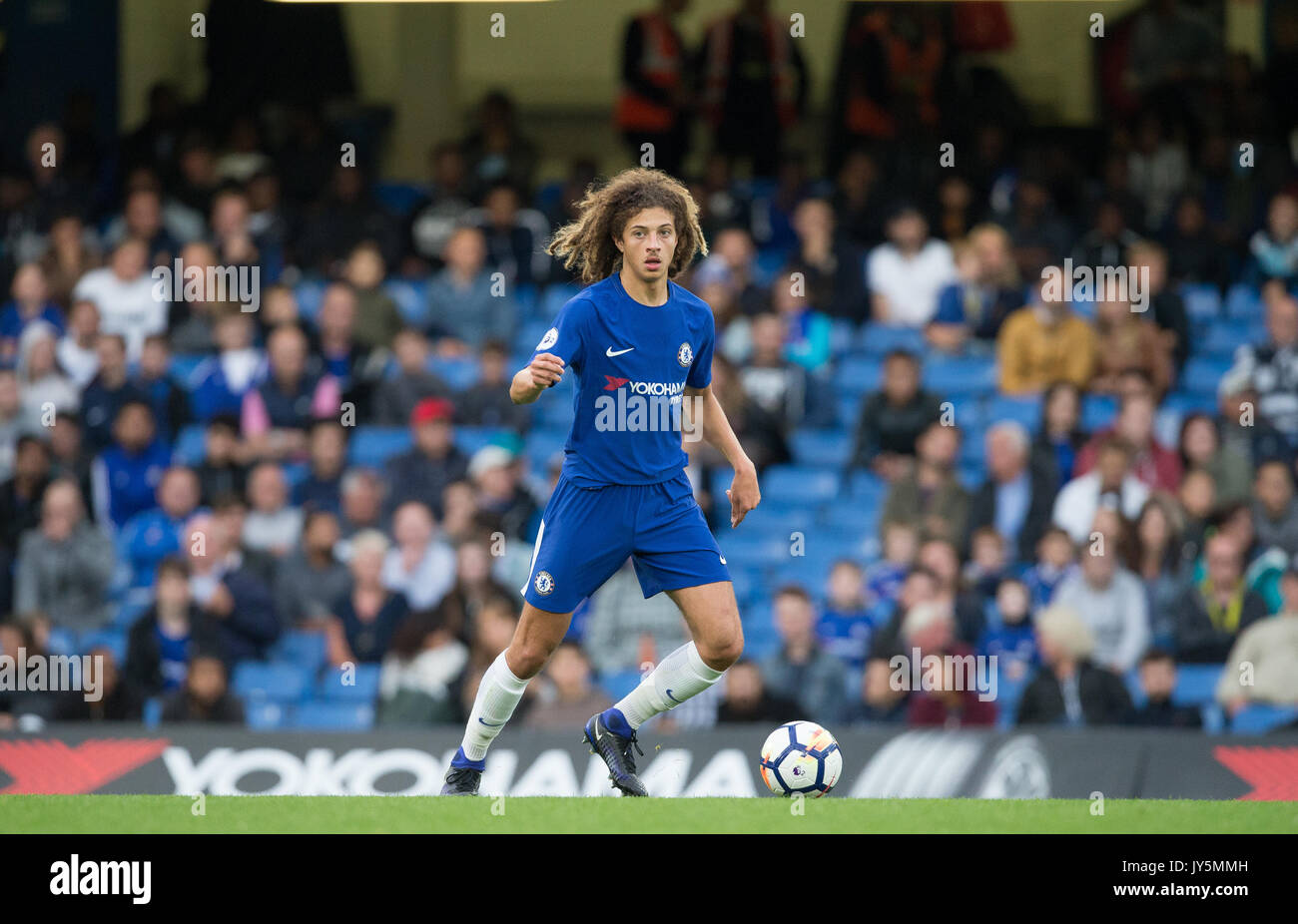 London, UK. 18th Aug, 2017.  Ethan AMPAUDU of Chelsea during the U23 Premier League 2 match between Chelsea and Derby County at Stamford Bridge, London, England on 18 August 2017. Photo by Andy Rowland. **EDITORIAL USE ONLY FA Premier League and Football League are subject to DataCo Licence. Credit: Andrew Rowland/Alamy Live News Credit: Andrew Rowland/Alamy Live News Stock Photo