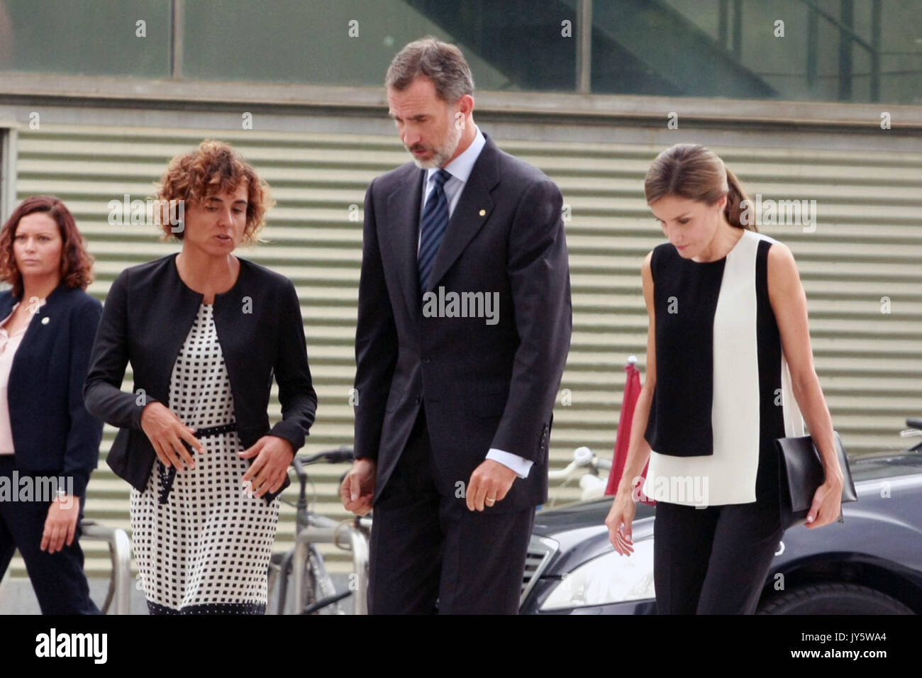 Barcelona, Spain. 19th Aug, 2017. Spanish Kings Felipe VI and Letizia Ortiz visit the staff medical in emergencies the second day after a car terrorist attack in Las Ramblas in Barcelona on Saturday on 19 August 2017. Credit: Gtres Información más Comuniación on line,S.L./Alamy Live News Stock Photo