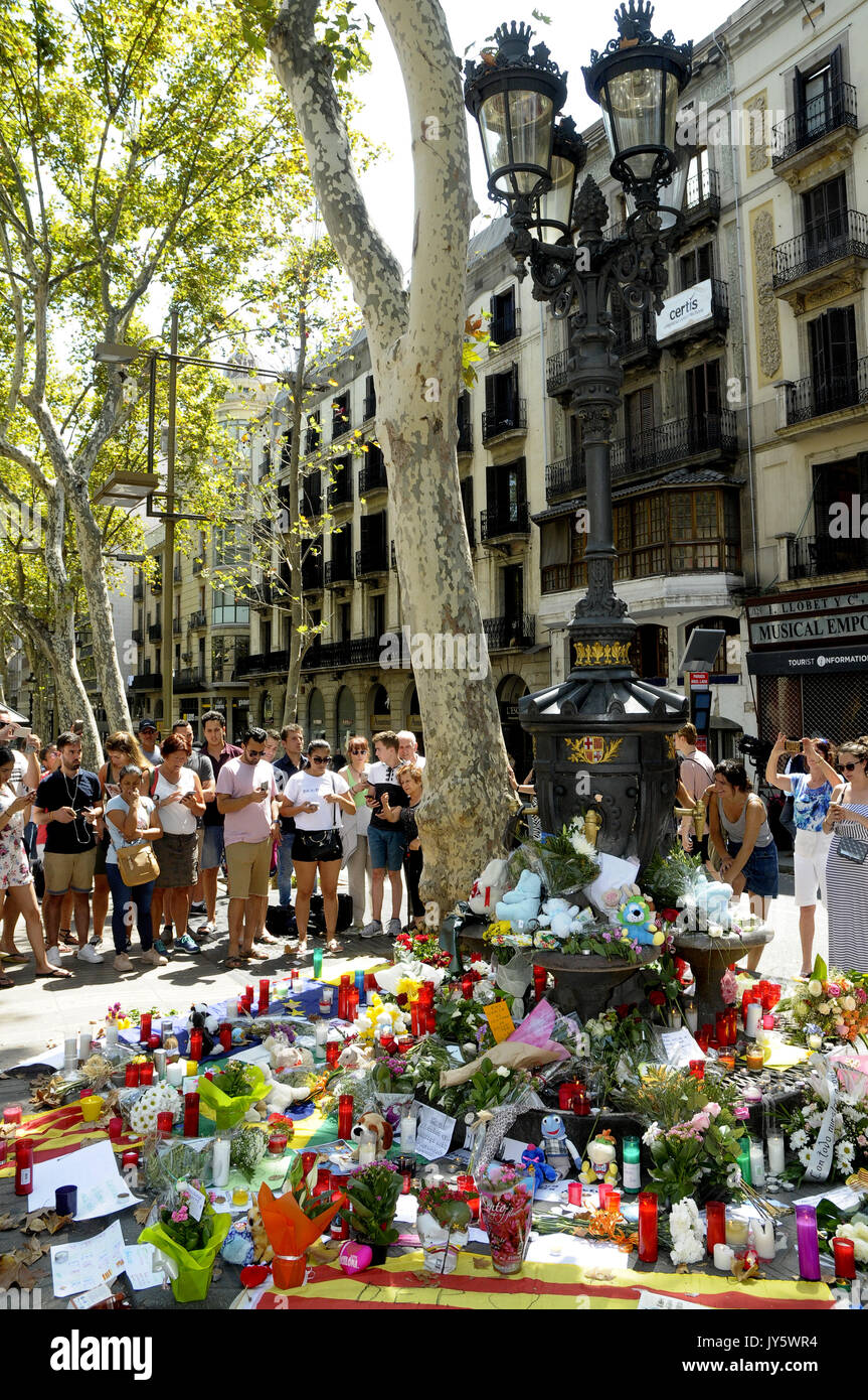 Las Ramblas, Barcelona, Spain. 18th August 2017. Aftermath on the Ramblas  the day after the terrorist attack in Barcelona. Credit: Rosmi Duaso/Alamy  Life News Stock Photo - Alamy