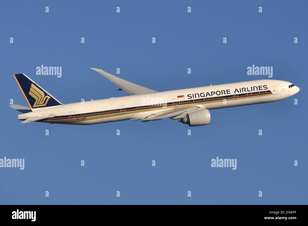 Boeing 777 300er singapore hi-res stock photography and images - Alamy