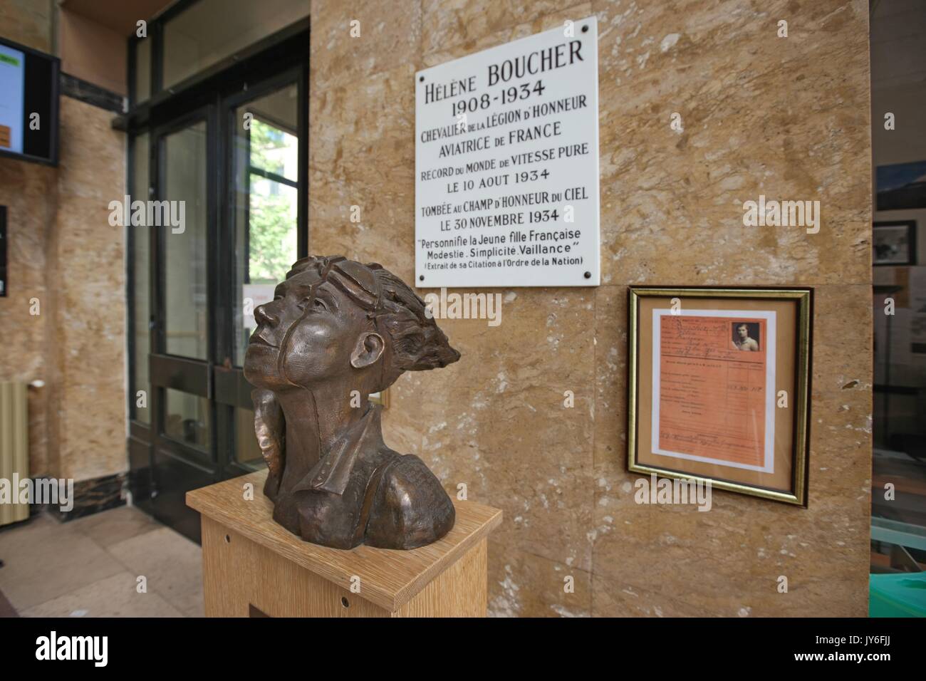 France Ile De France Paris e Arrondissement 75 Cours De Vincennes Hall Du Lycee Helene Boucher Buste De L Aviatrice Projet Pedagogique Mene Par Le Professeur M Marie Sculpture Arts Plastique Aviation Photo