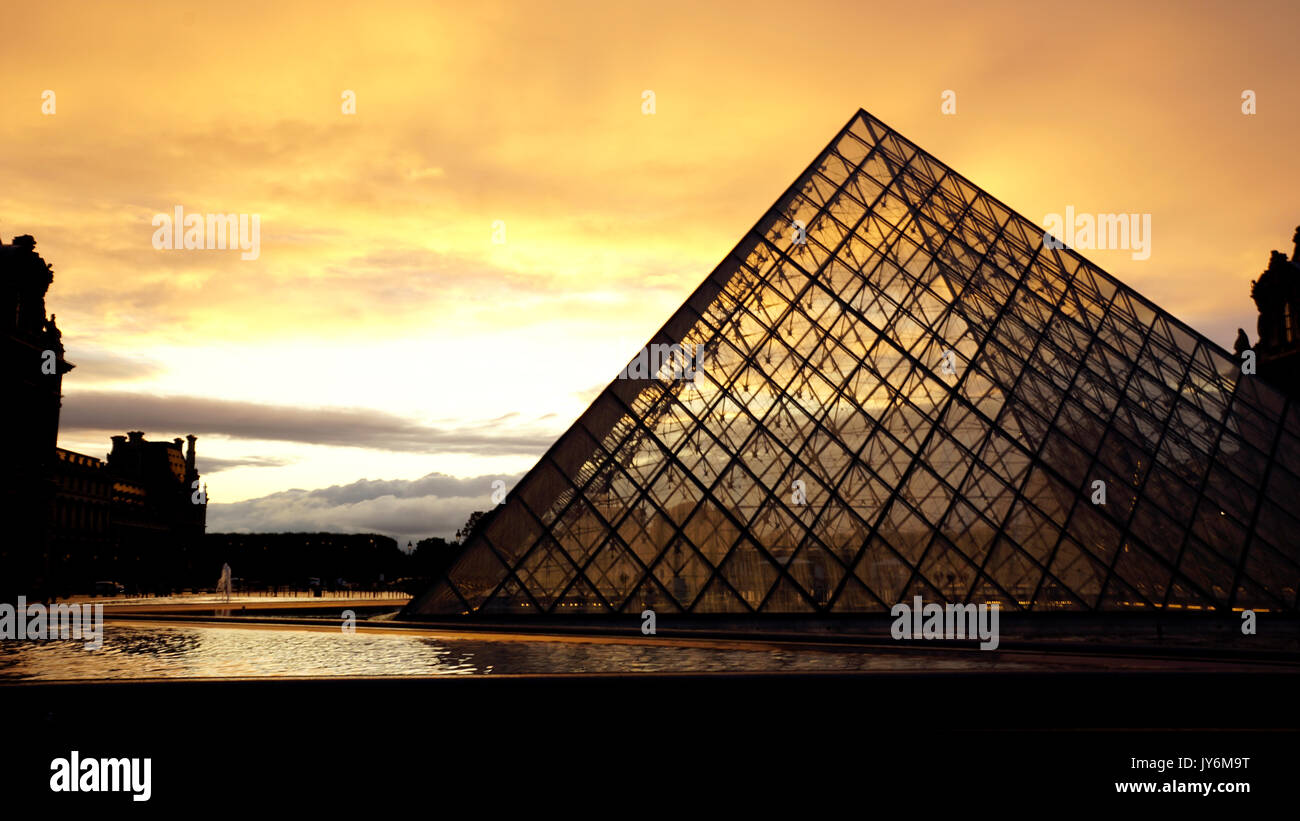 Louvre Pyramide Pyramide Du Louvre Hi-res Stock Photography And Images ...