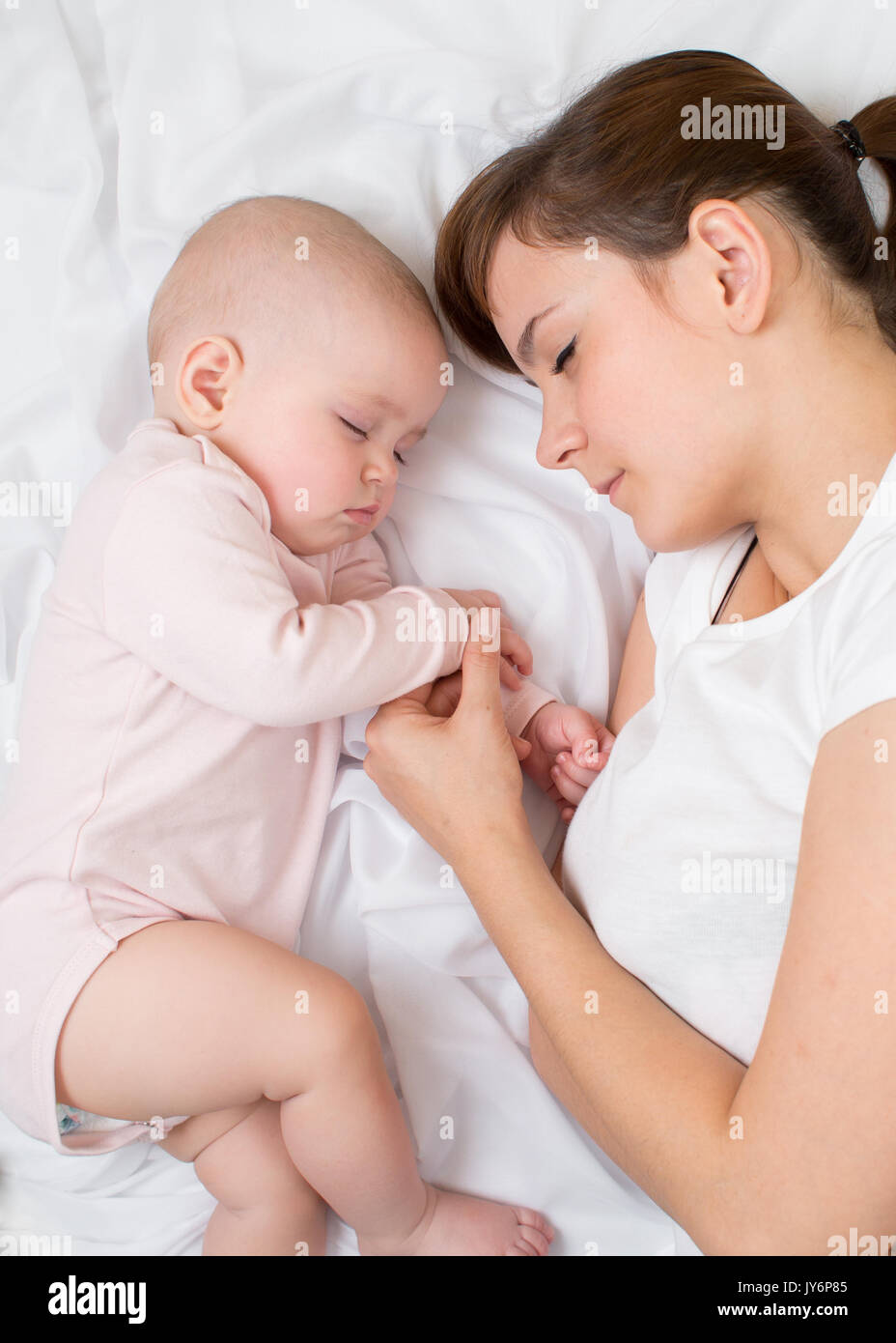 mom sleep with baby