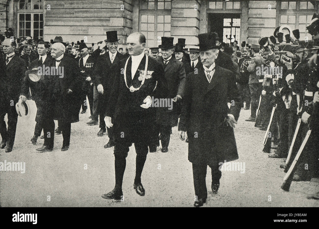 Delegates leaving after the signing of The treaty of Versailles, 28 June 1919 Stock Photo
