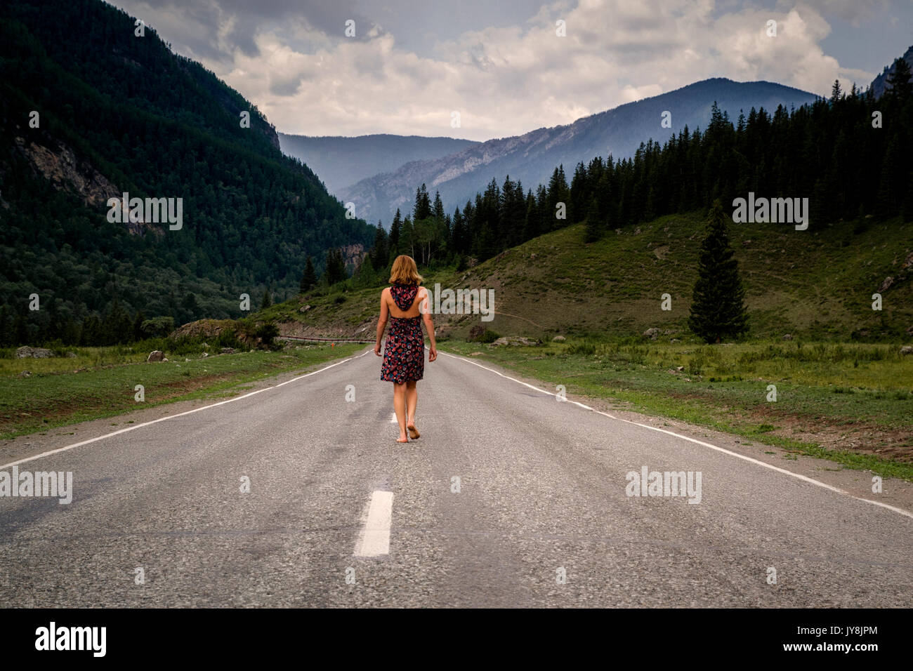 Along the country. Женщина дорога горы. Женщина на дороге. Женщина на дороге в горы картинки. Босоногая женщина на дороге.
