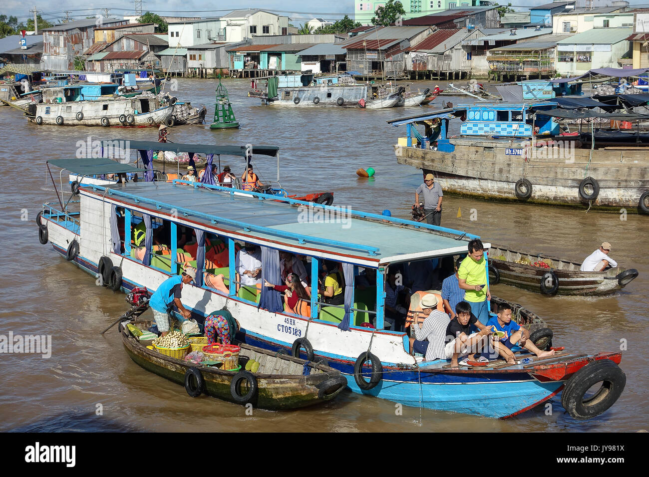CAN THO, VIET NAM- MAY 24: Crowded atmosphere on Cai Rang floating market,  group people with trade activity on farmer market of Mekong Delta, float o  Stock Photo - Alamy