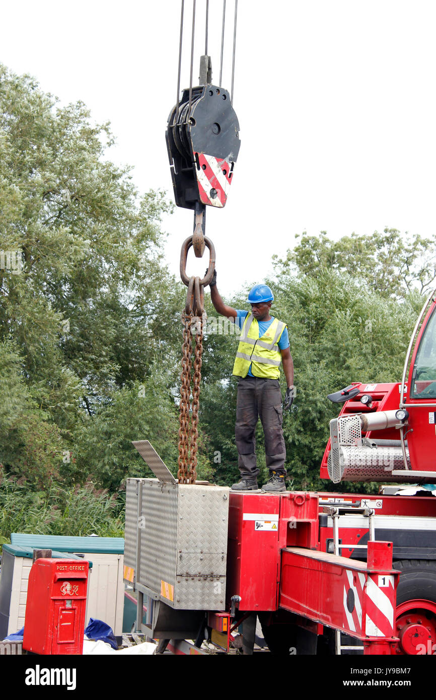 Man working crane lifting chains at Enslow Marina alongside the South Oxford Canal Stock Photo