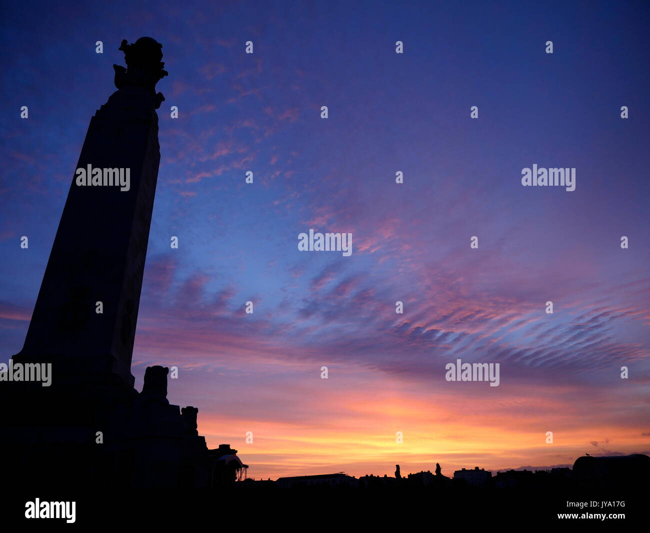 AJAXNETPHOTO. AUGUST, 2017. SOUTHSEA, ENGLAND. - SOUTHSEA WAR MEMORIAL ON CLARENCE ESPLANADE SILHOUETTED AGAINST A DAWN SKY. PHOTO:JONATHAN EASTLAND/AJAX REF:GX171608 292 Stock Photo