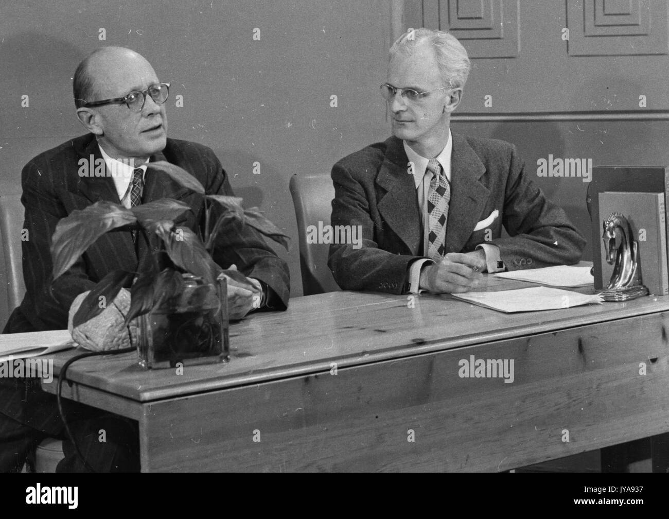 Dr Winthrop Phelps (left), orthopedic surgeon and Kennedy Krieger Institute founder, and American television host Lynn Poole (right) on set of the Johns Hopkins Science Review, 1951. Stock Photo