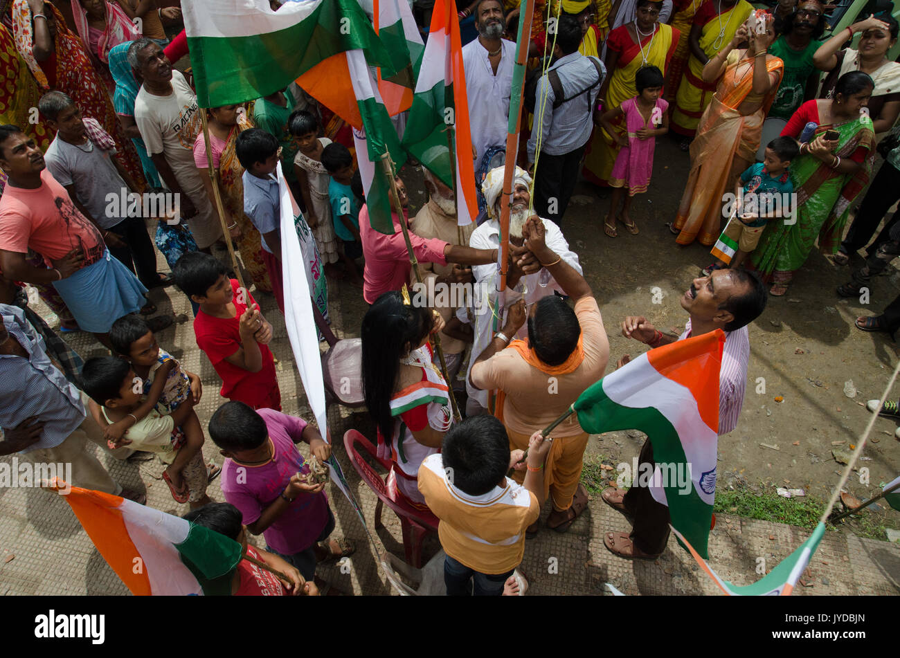 Nadia, India. 18th Aug, 2017. People of Shivniwas village are hoisting ...