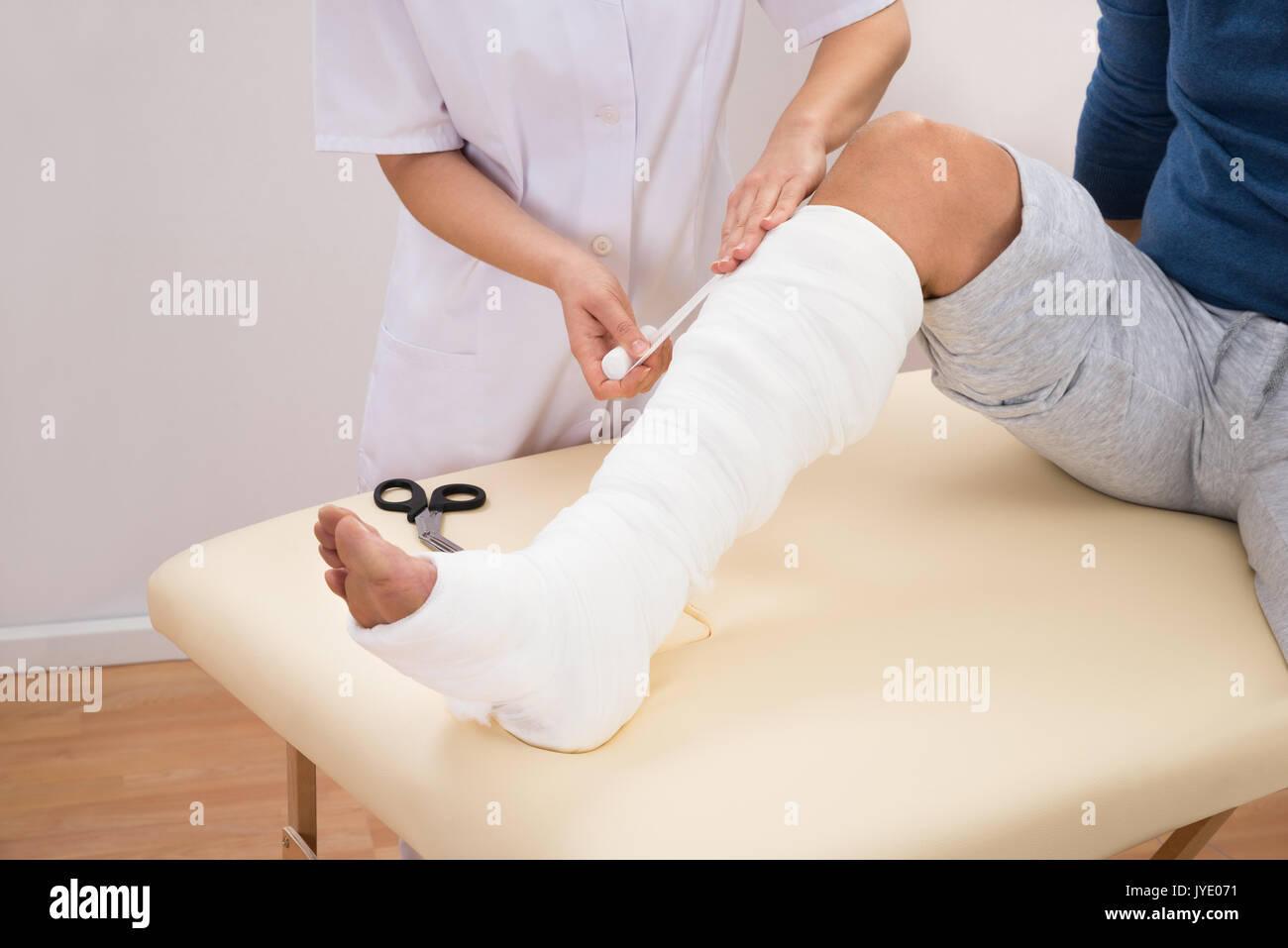 Bandaging Leg Wound Stock Photos & Bandaging Leg Wound Stock Images Alamy