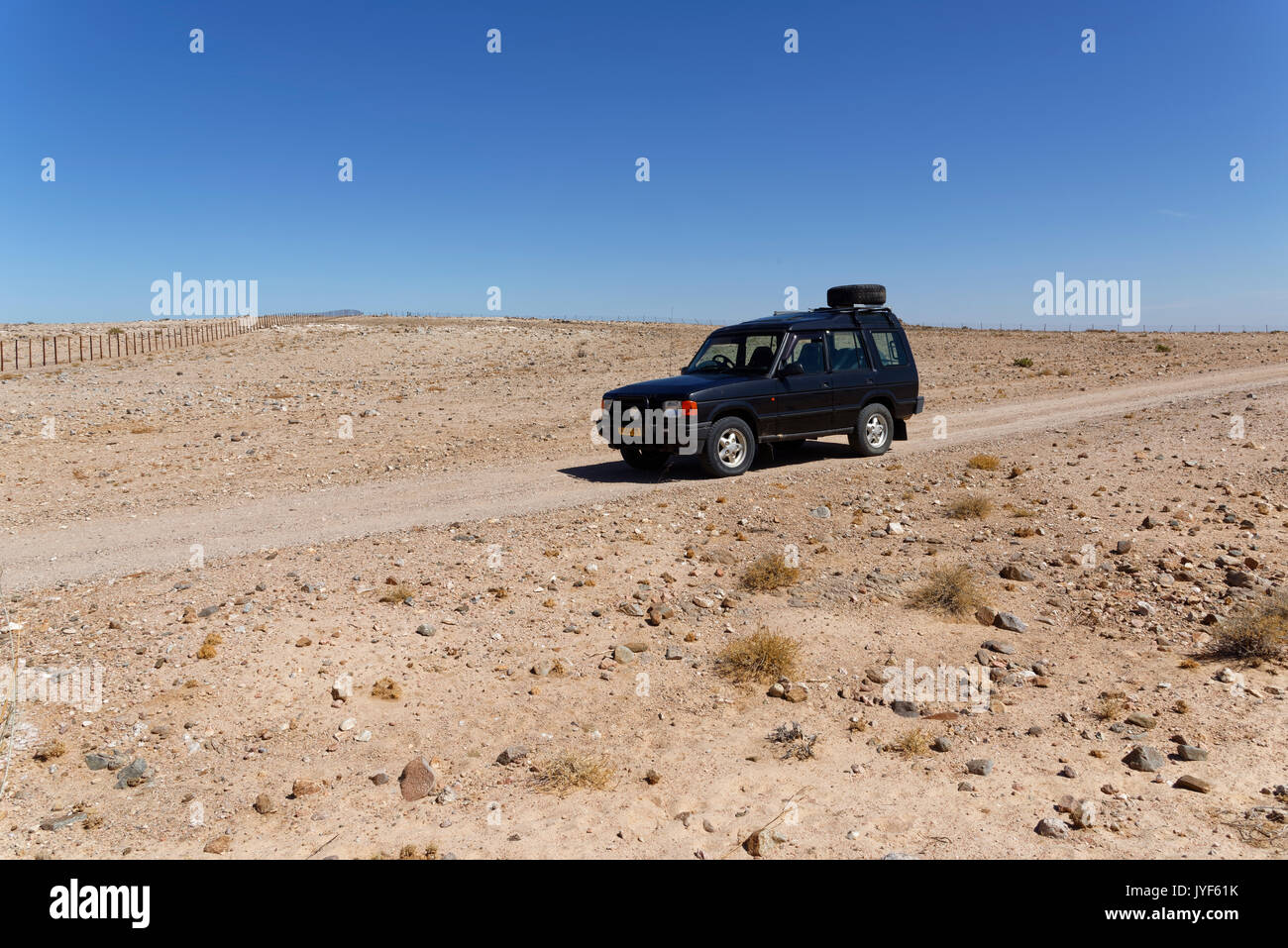 Farm Wüstenquell (Wuestenquell Guest Farm): Car (Land Rover Discovery 1) on farm road in Namib Desert, Karibib District, Erongo Region, Namibia Stock Photo