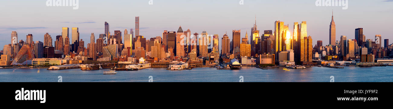 Panoramic view of Midtown West skyscrapers at Sunset with the Hudson River. Mahattan, New York City, USA Stock Photo
