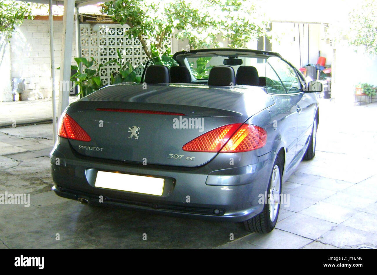 File:2004 - Peugeot 307 - 01.jpg - Wikimedia Commons