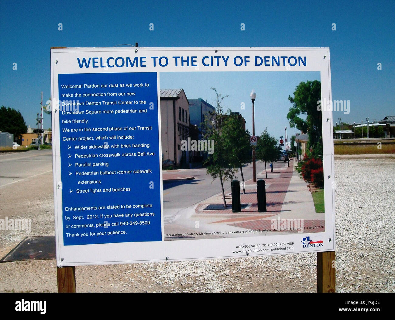 A sign board at East Hickory Street in Denton Stock Photo - Alamy