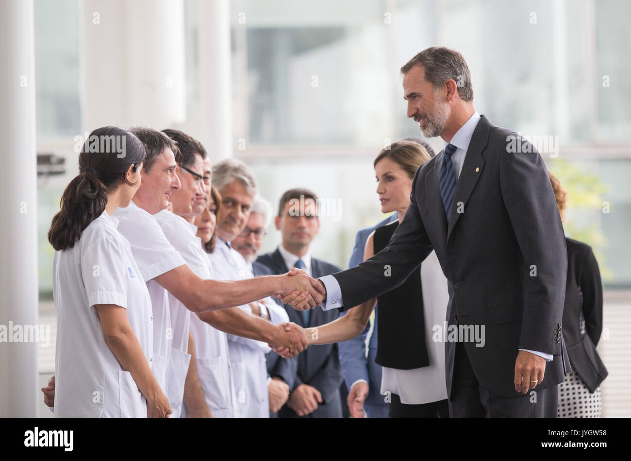 Barcelona, Spain. 19th Aug, 2017. Spain's King Felipe VI (1st R) and Queen Letizia (2nd R) greet the medical staff of the Hospital del Mar during a visit to the victims of the terrorist attacks in Barcelona, Spain, Aug. 19, 2017. A total of 14 fatalities occurred in two terrorist attacks in the Spanish cities of Barcelona and Cambrils that also hurt about 126 people. Credit: Xu Jinquan/Xinhua/Alamy Live News Stock Photo